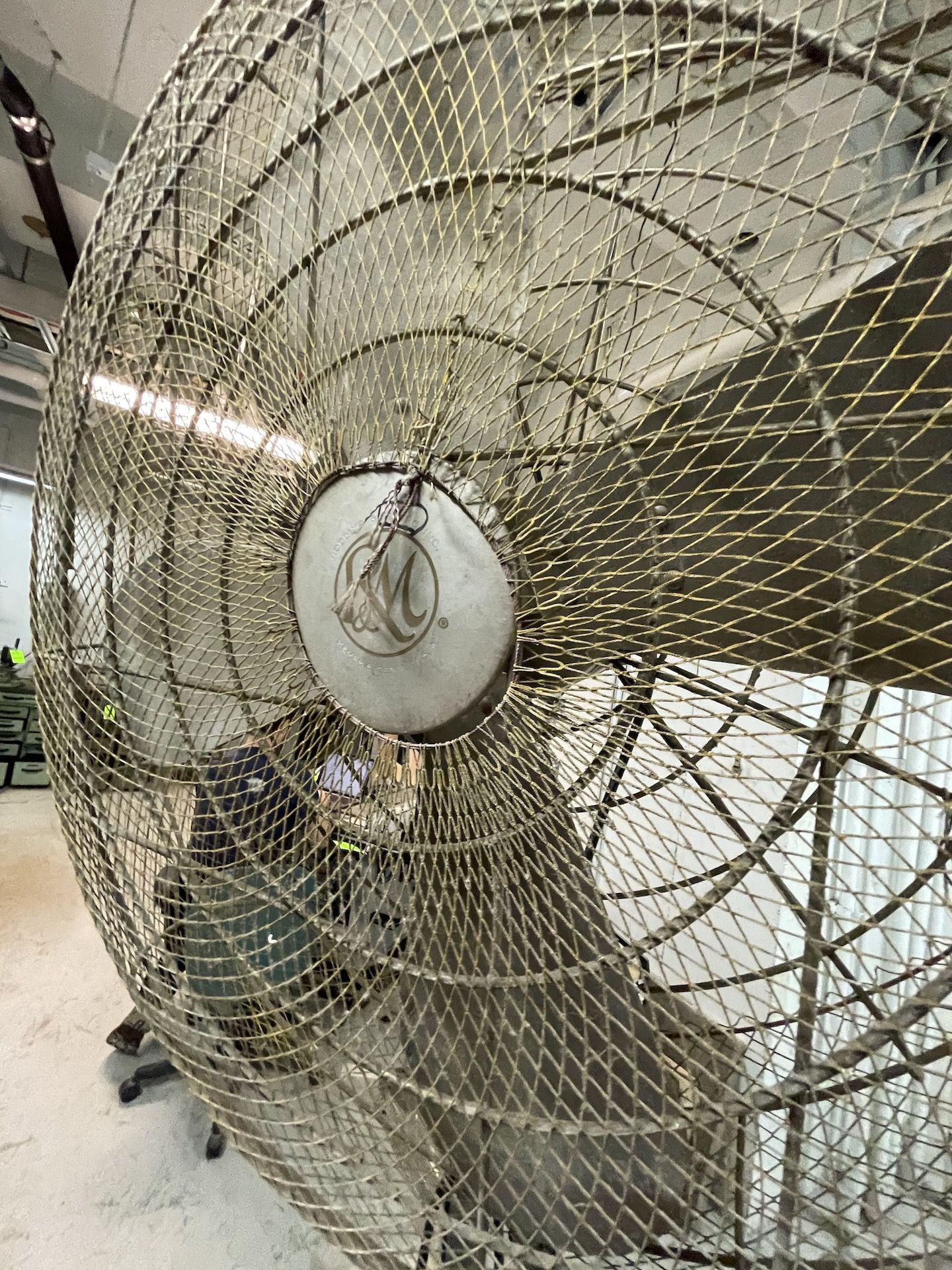 (1) SHOP FAN APPX. 32'' DIAM (Non-Negotiable Rigging, Packaging and Loading Fee: $50) - Image 3 of 3