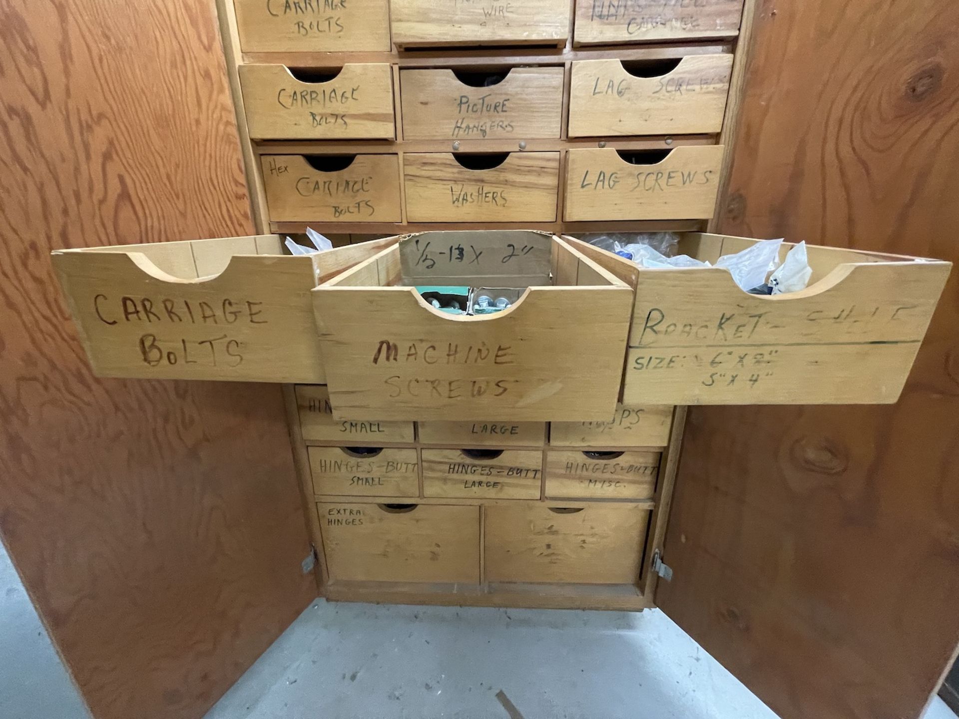 WOODEN CABINET WITH SHELVING AND DRAWERS (24 DRAWERS, 9 COMPARTMENTS) INCLUDES ASSORTED HARDWARE ( - Image 6 of 14