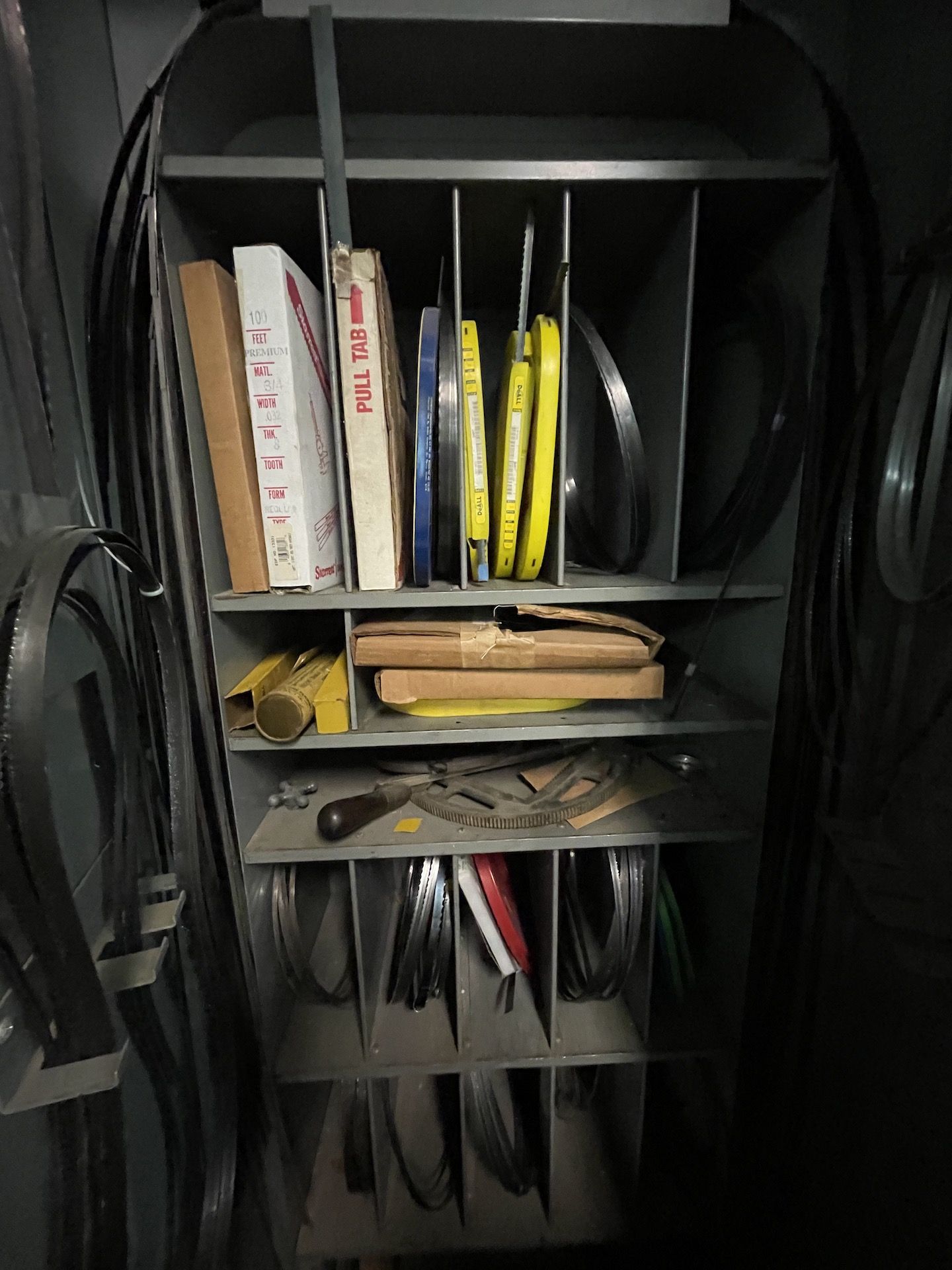 CABINET WITH CONTENTS INCLUDING VARIOUS SAW BLADES BY DOALL AND OTHERS (Non-Negotiable Rigging, - Image 3 of 6