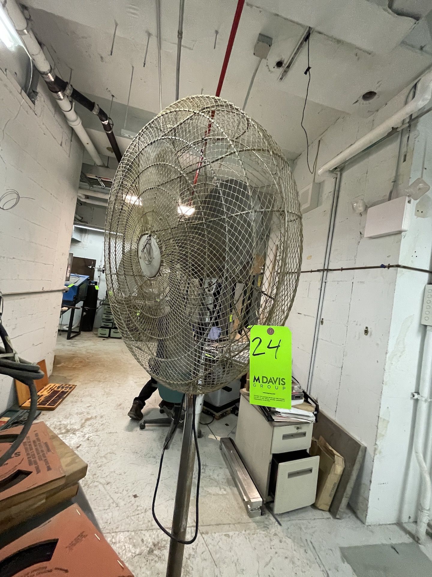 (1) SHOP FAN APPX. 32'' DIAM (Non-Negotiable Rigging, Packaging and Loading Fee: $50) - Image 2 of 3