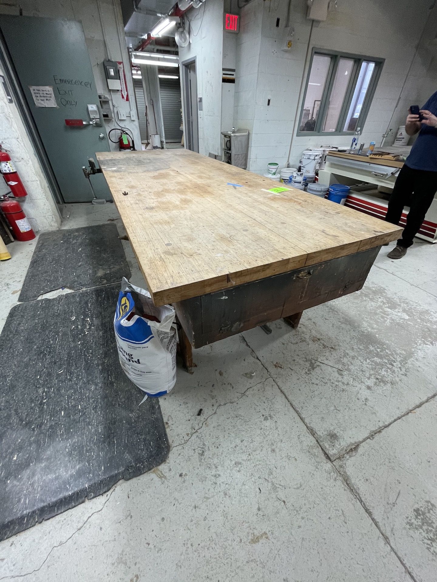 WOODSHOP TABLE WITH VICE ATTACHED, APPX DIMENSIONS 121''L x 46''W (Non-Negotiable Rigging, Packaging - Image 3 of 4