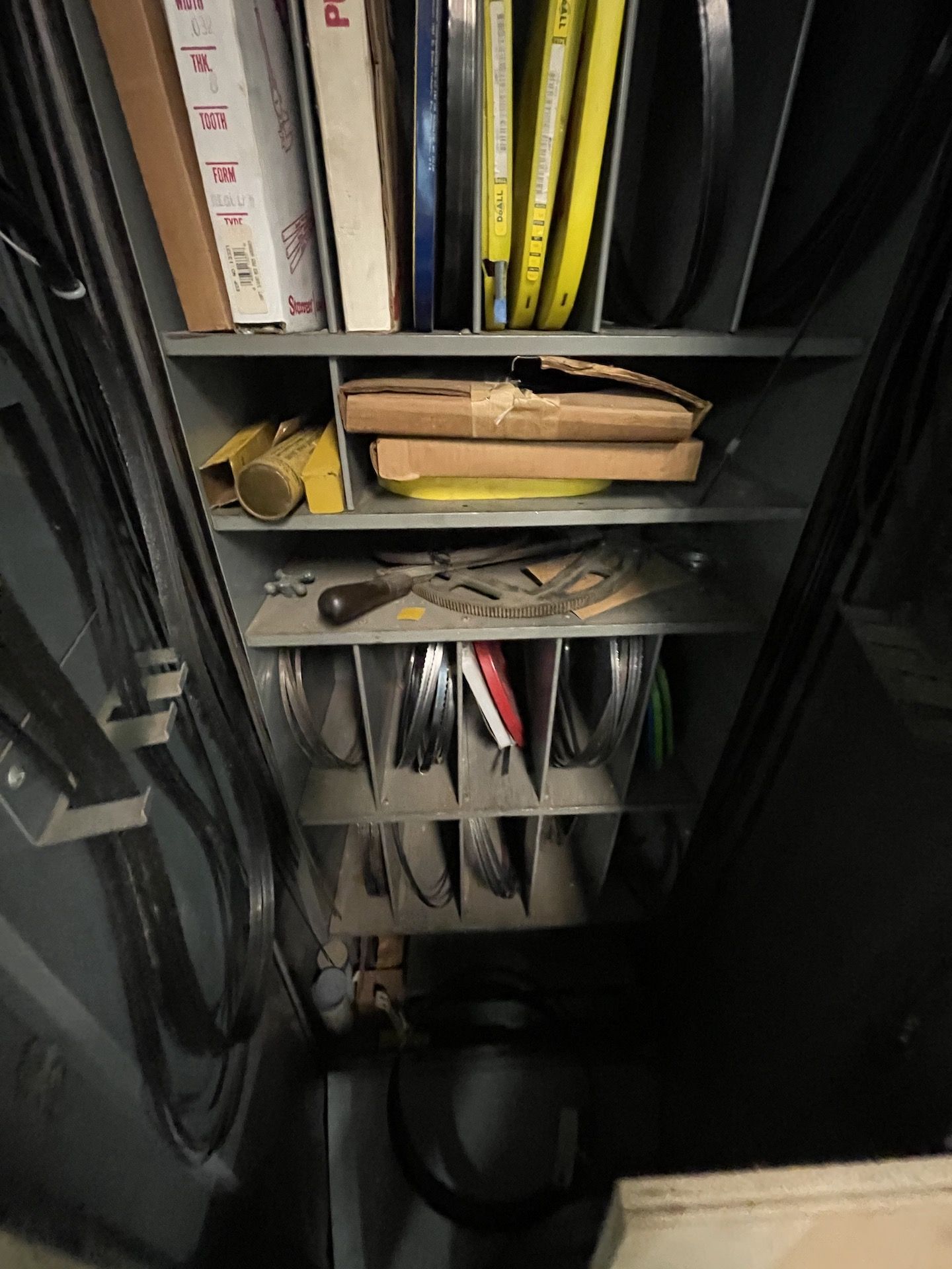 CABINET WITH CONTENTS INCLUDING VARIOUS SAW BLADES BY DOALL AND OTHERS (Non-Negotiable Rigging, - Image 2 of 6