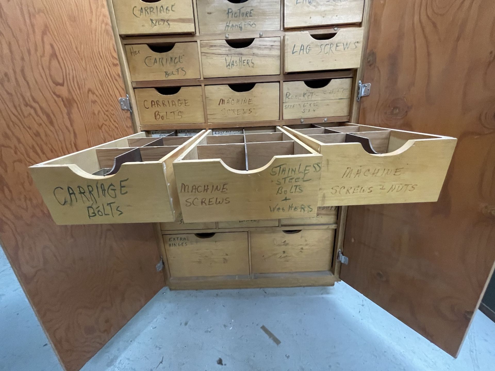 WOODEN CABINET WITH SHELVING AND DRAWERS (24 DRAWERS, 9 COMPARTMENTS) INCLUDES ASSORTED HARDWARE ( - Image 8 of 14