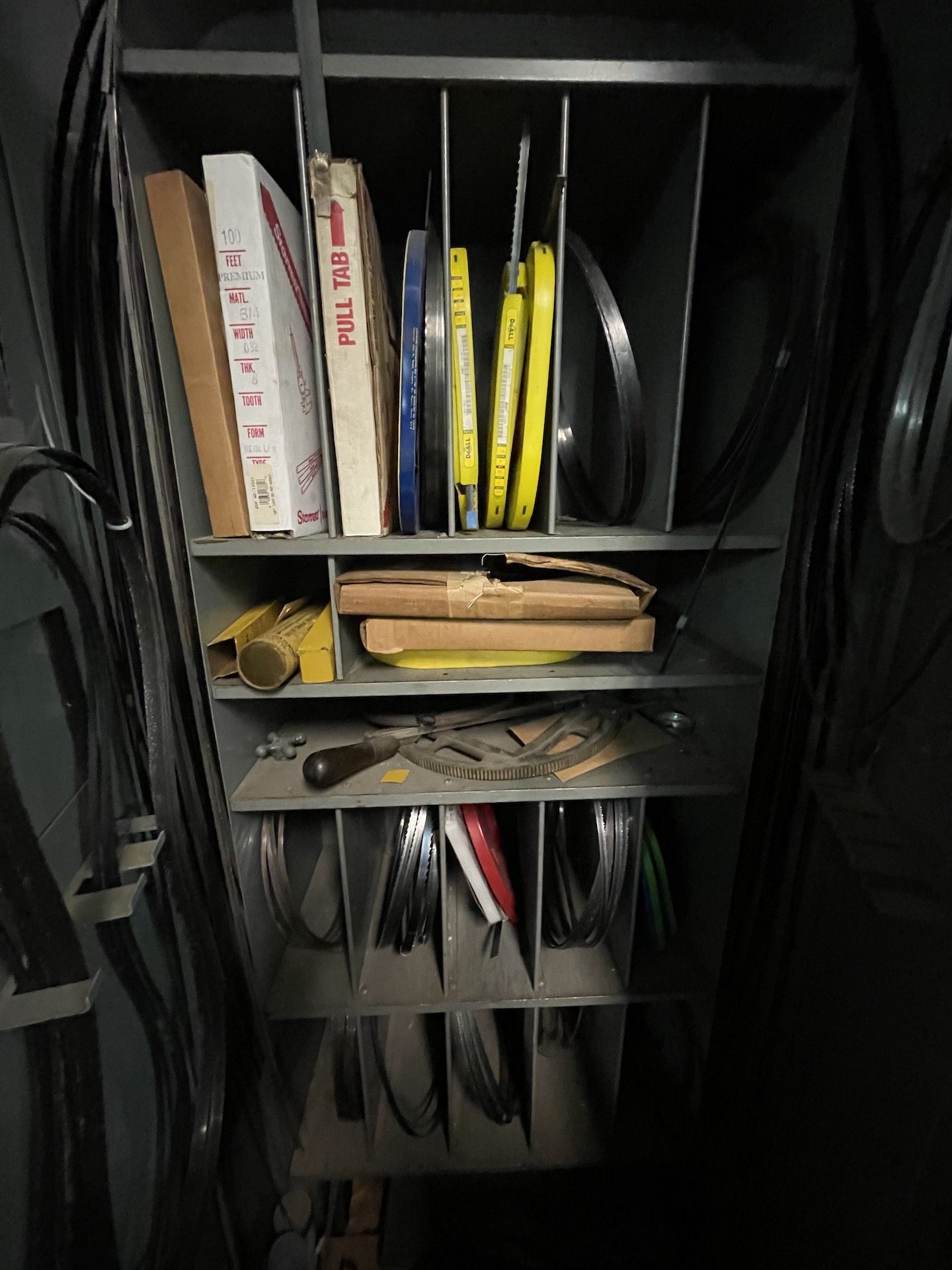 CABINET WITH CONTENTS INCLUDING VARIOUS SAW BLADES BY DOALL AND OTHERS (Non-Negotiable Rigging, - Image 6 of 6