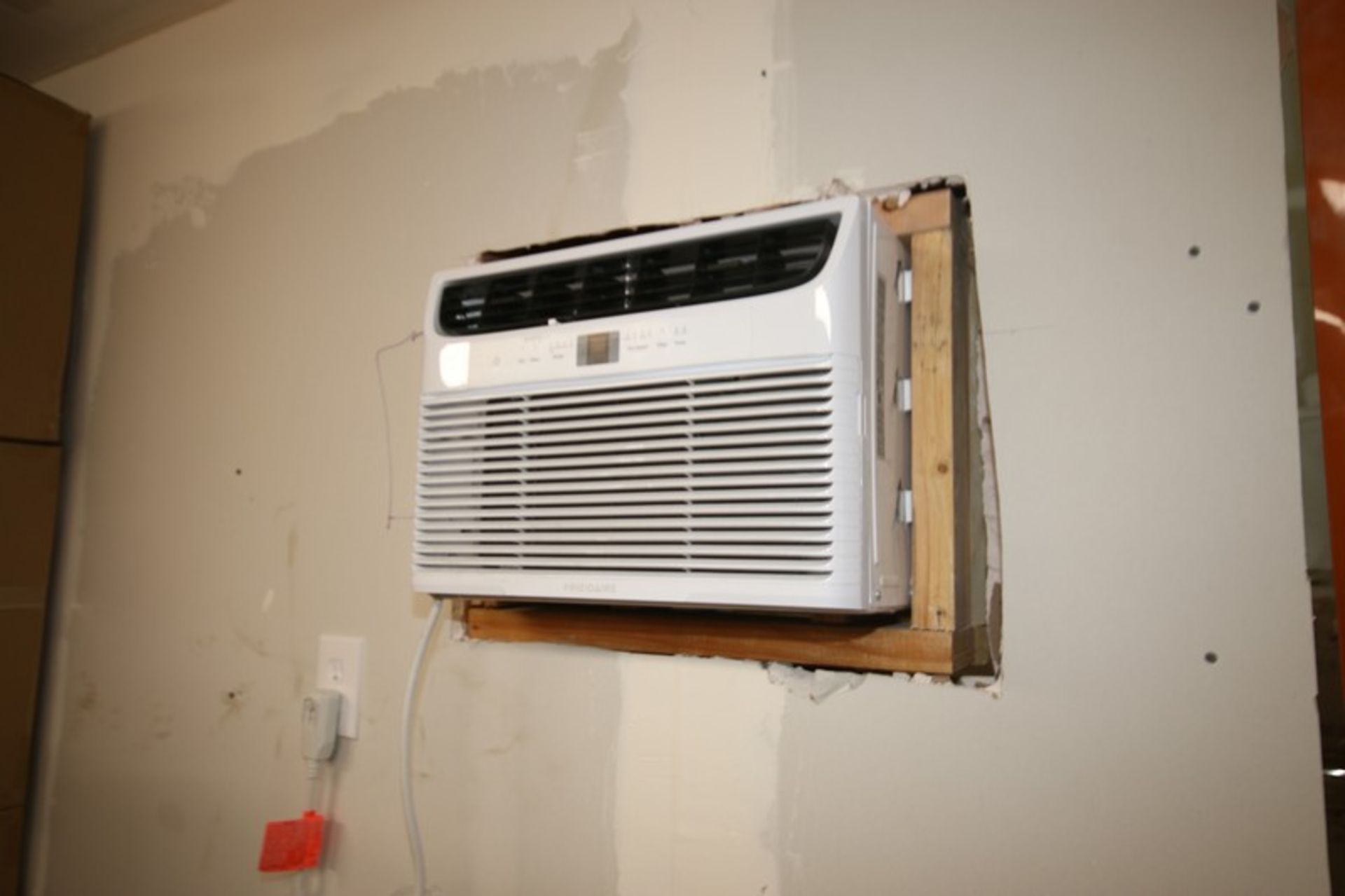 (3) Wall Mounted Air Conditioning Units, Manuf. By Frigidaire (LOCATED IN LAS VEGAS, NV) - Image 5 of 8