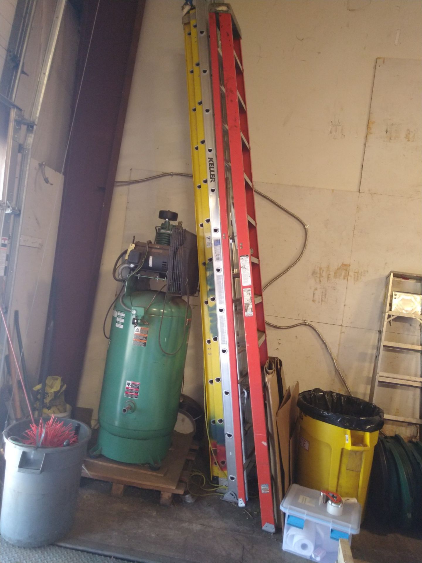 AIR COMPRESSOR, 23.5 CFM @175 PSI (LOCATED IN MADISON, WI)(RIG FEE: $200)