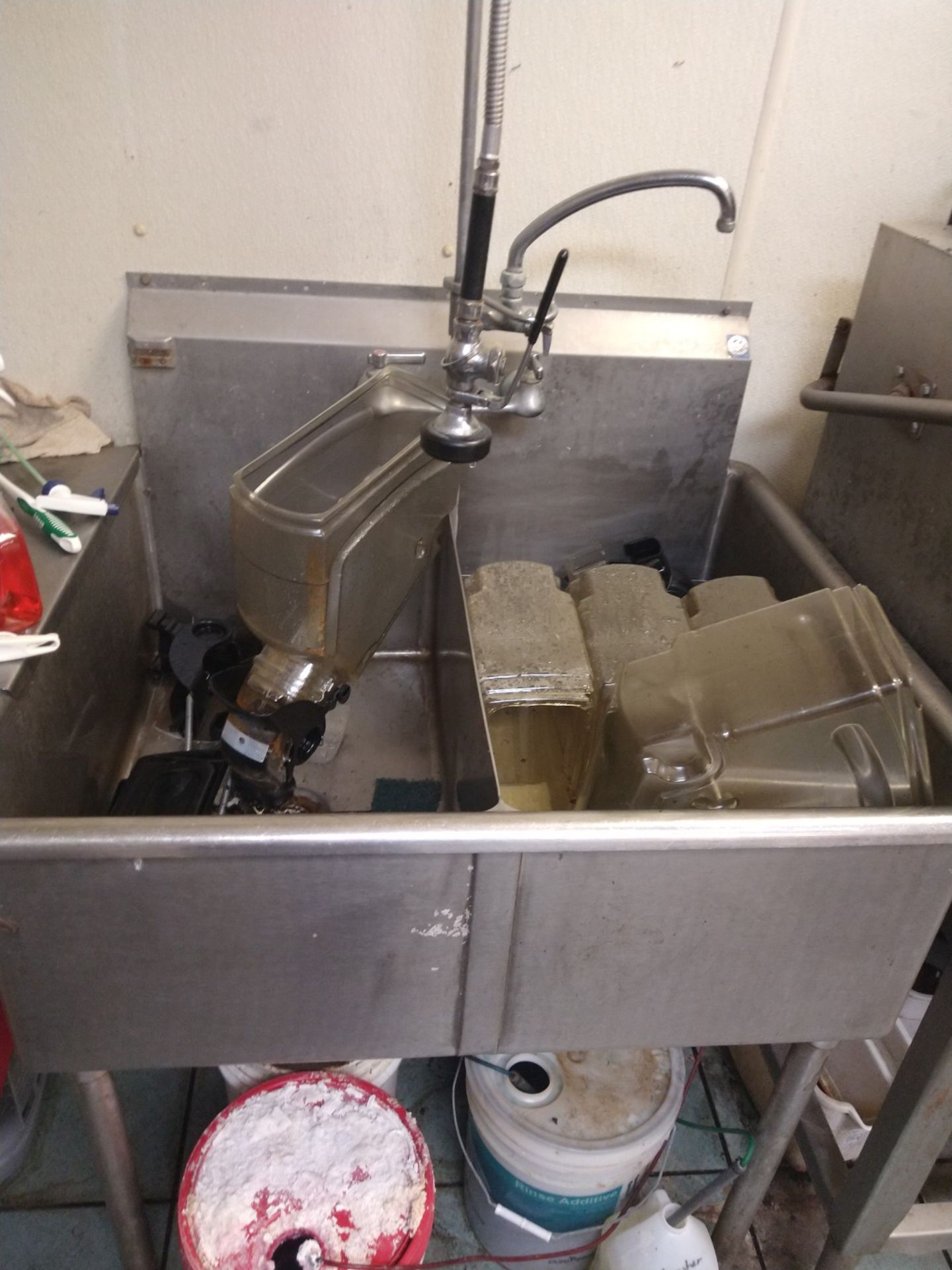 S/S 2-BOWL WASH SINK WITH SPRAY ATTACHMENT (LOCATED IN MADISON, WI)(RIG FEE: $150)