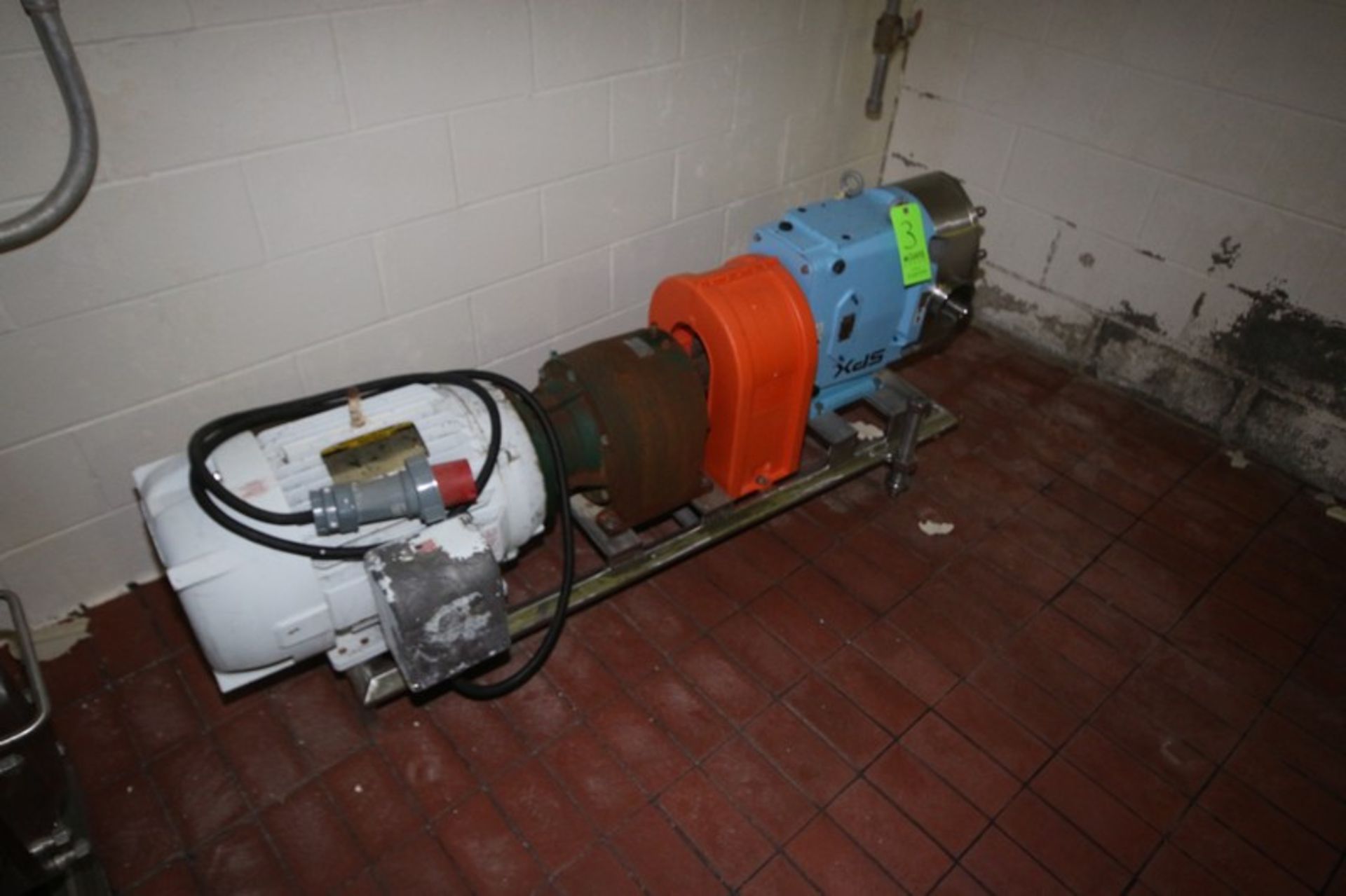 SPX 25 hp Positive Displacement Pump, M/N 220UL, S/N 10000020282964, with Aprox. 4" Clamp Type - Image 2 of 6