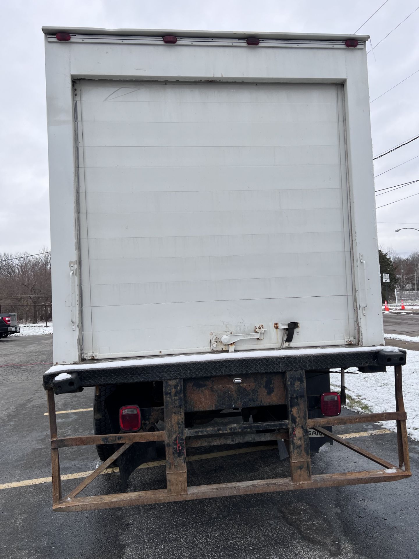 2005 IZUZU TK REFRIGERATED BOX TRUCK, MODEL T7F0042-FVR, ID# 4GTM7f1305F700743, 397,954 MILES, GVW - Image 7 of 8