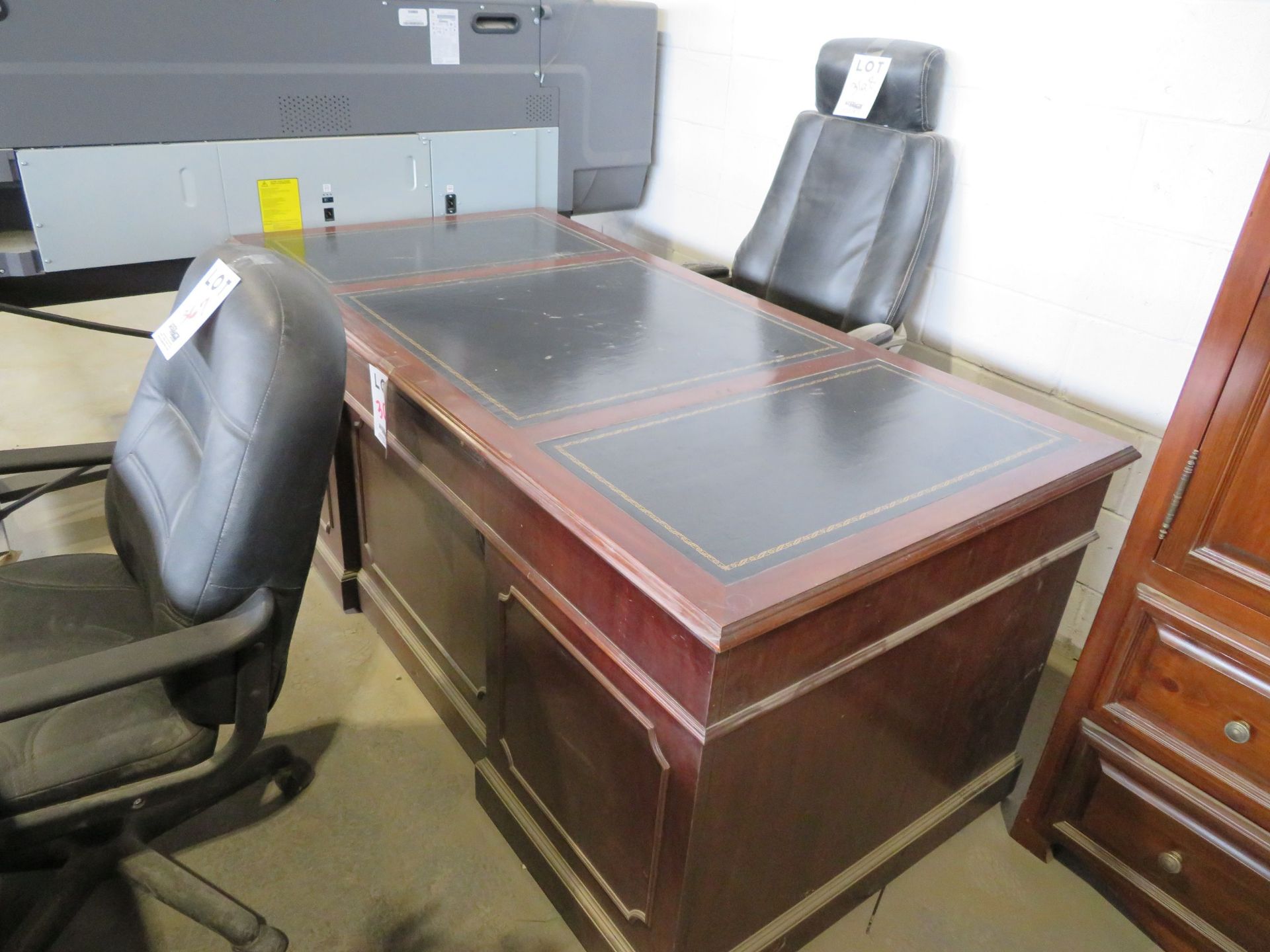 LOT including executive desk & chair
