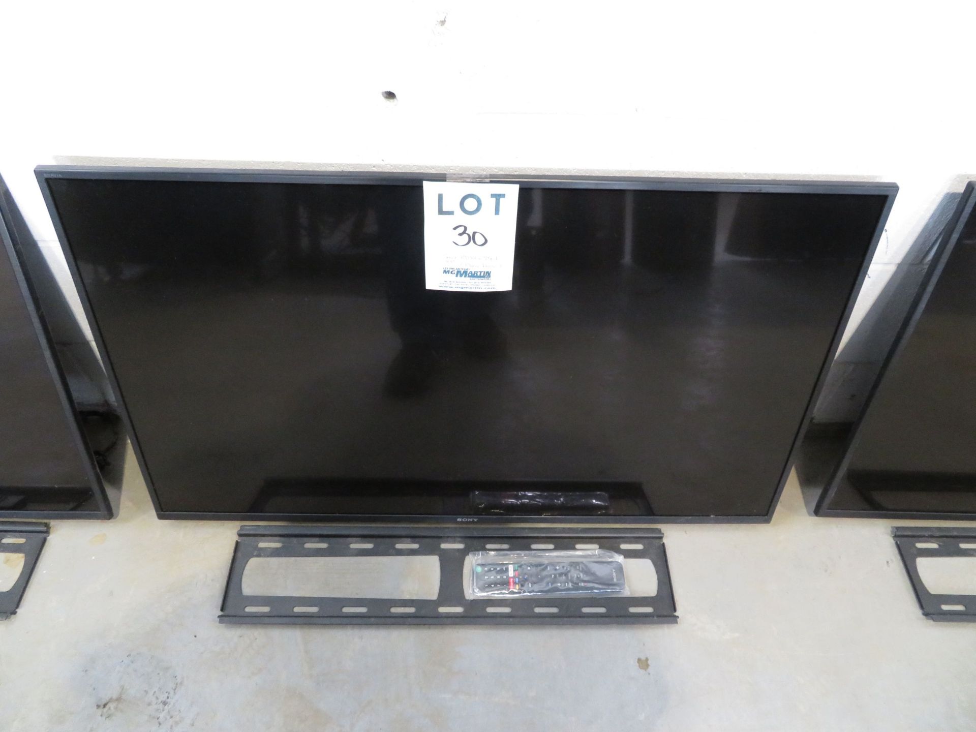 SONY 43" TV w/ wall bracket , Mod: KD43X750F