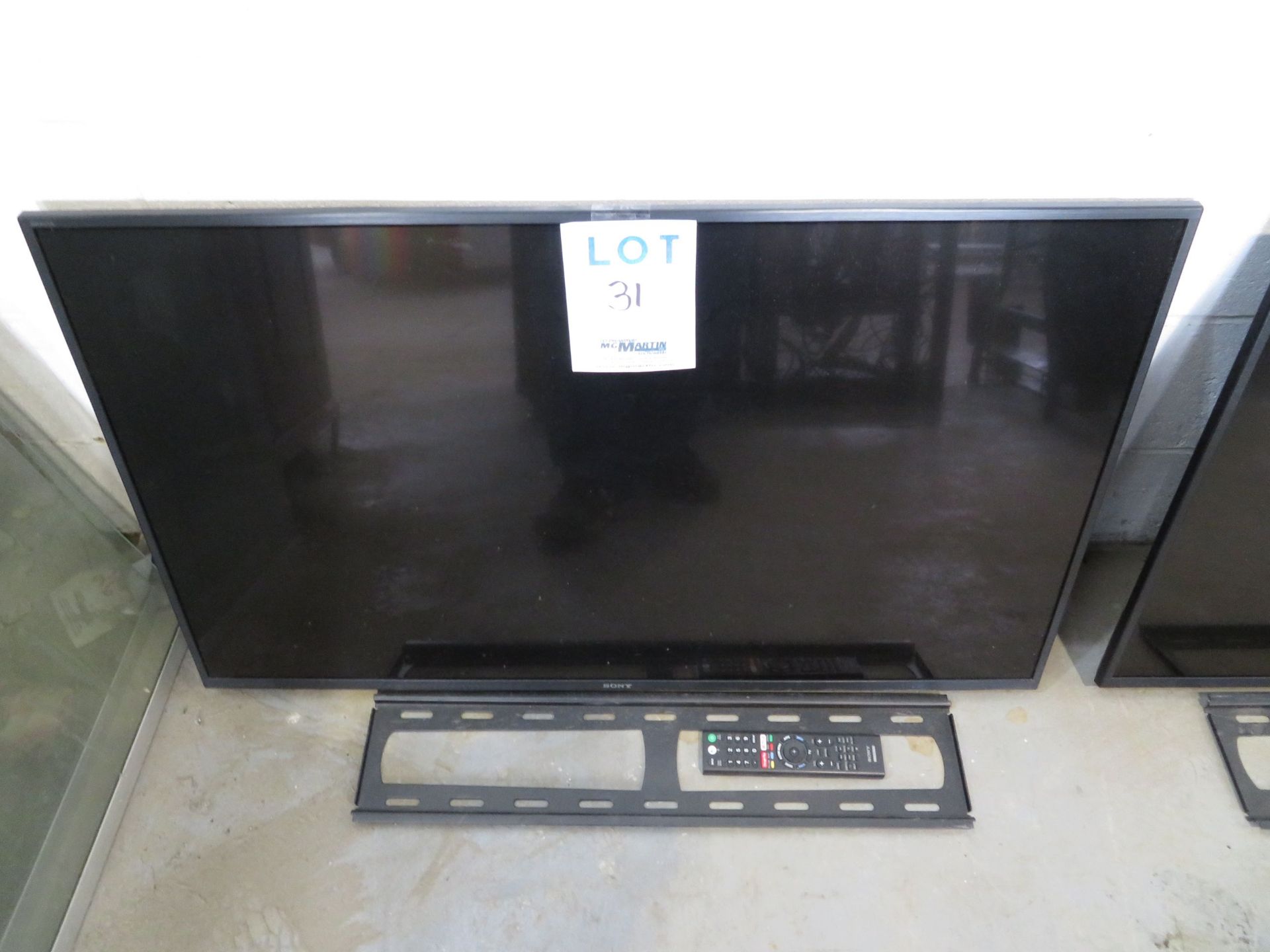 SONY 43" TV w/ wall bracket, Mod: KD43X750F