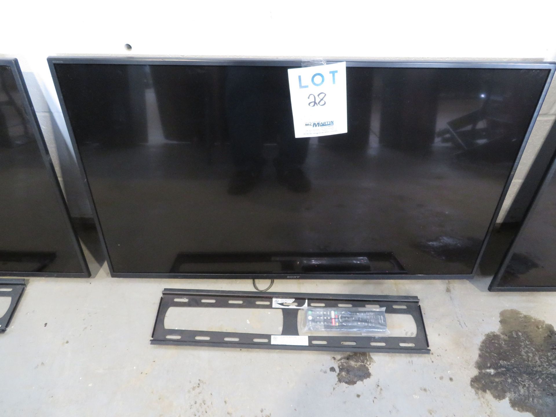 SONY 43" TV w/ wall bracket, Mod: KD43X750F