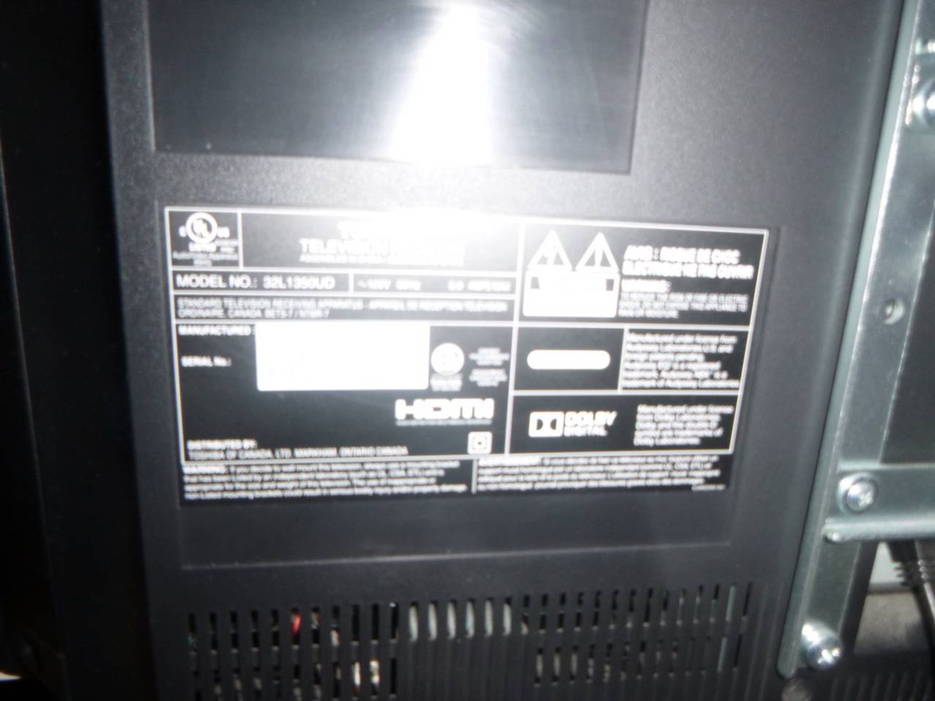 Toshiba 32L1350UD Flat screen TV - Image 2 of 3