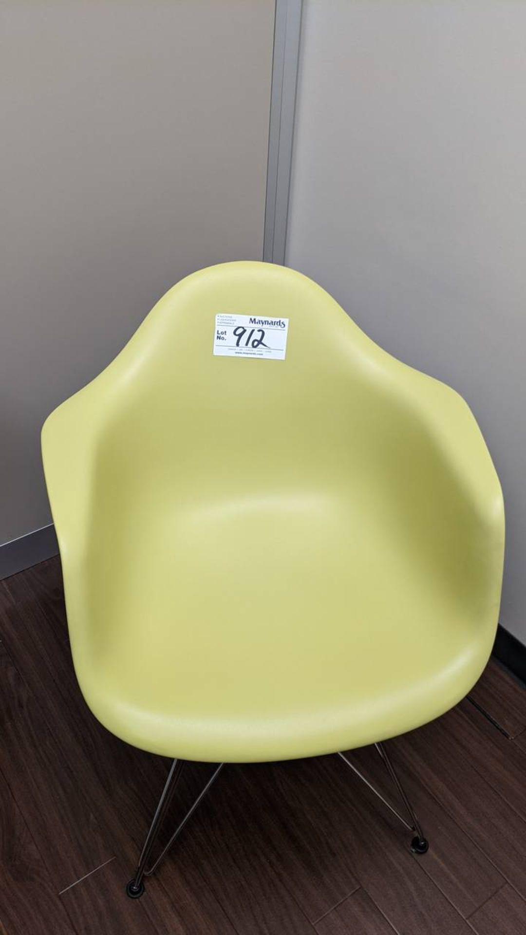 Herman Miller DSR47ZSE9 Moulded plastic arm chair