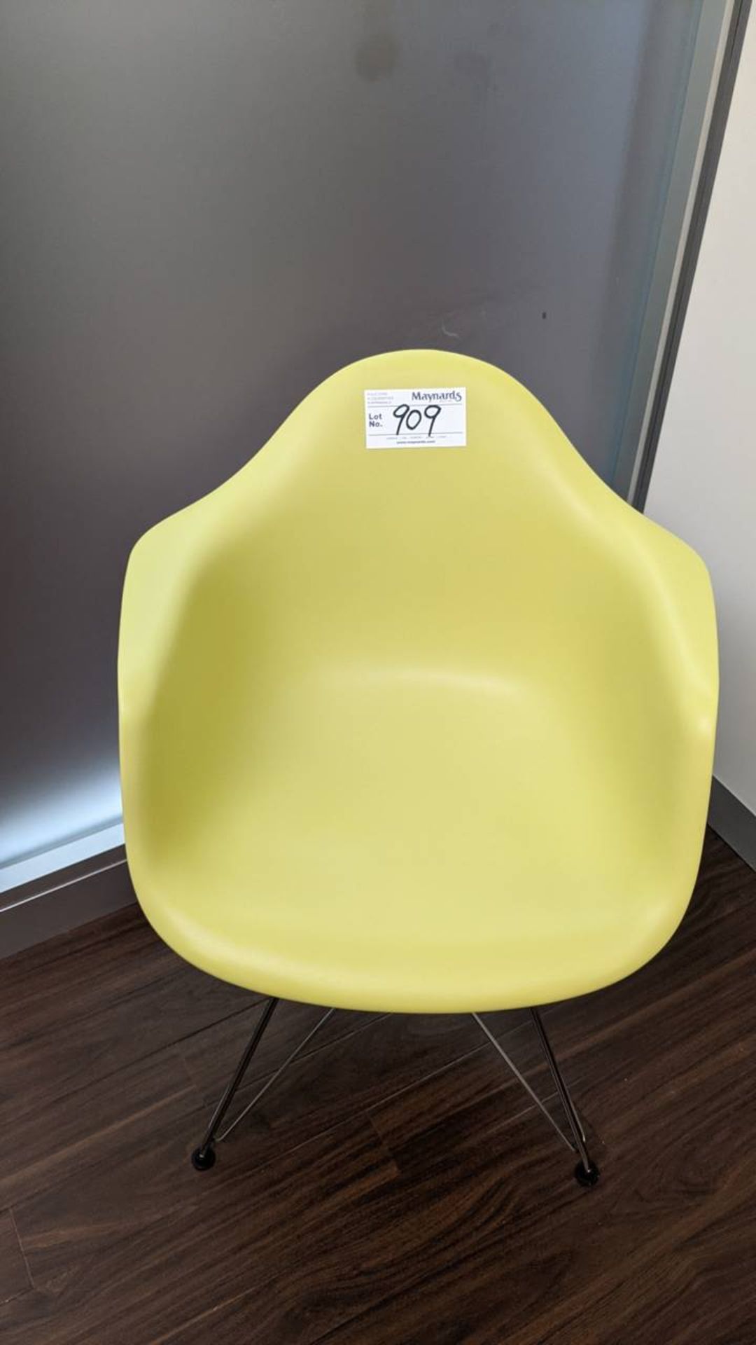 Herman Miller DSR47ZSE9 Moulded plastic arm chair