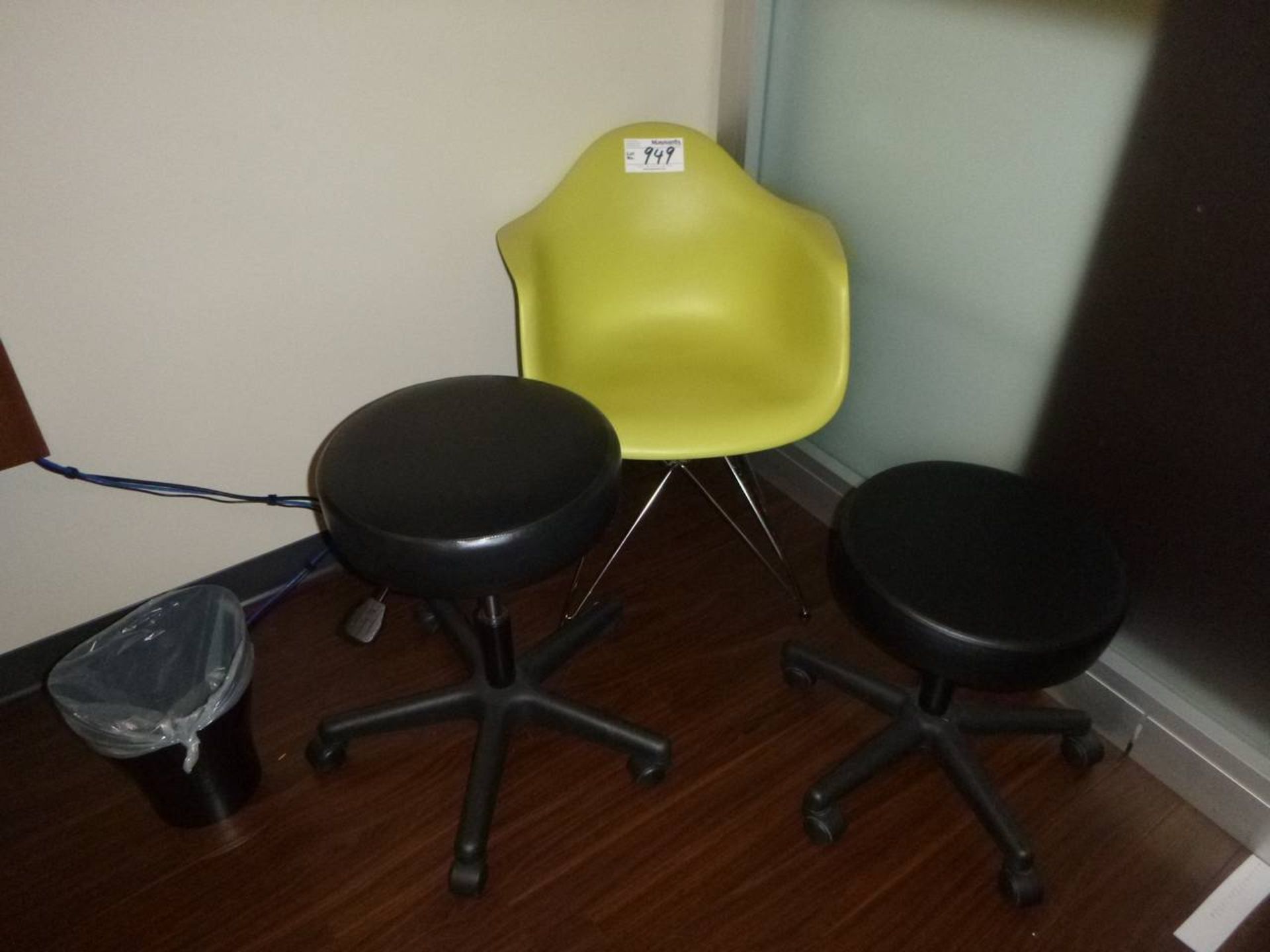 Herman Miller DSR47ZSE9 Moulded plastic arm chair