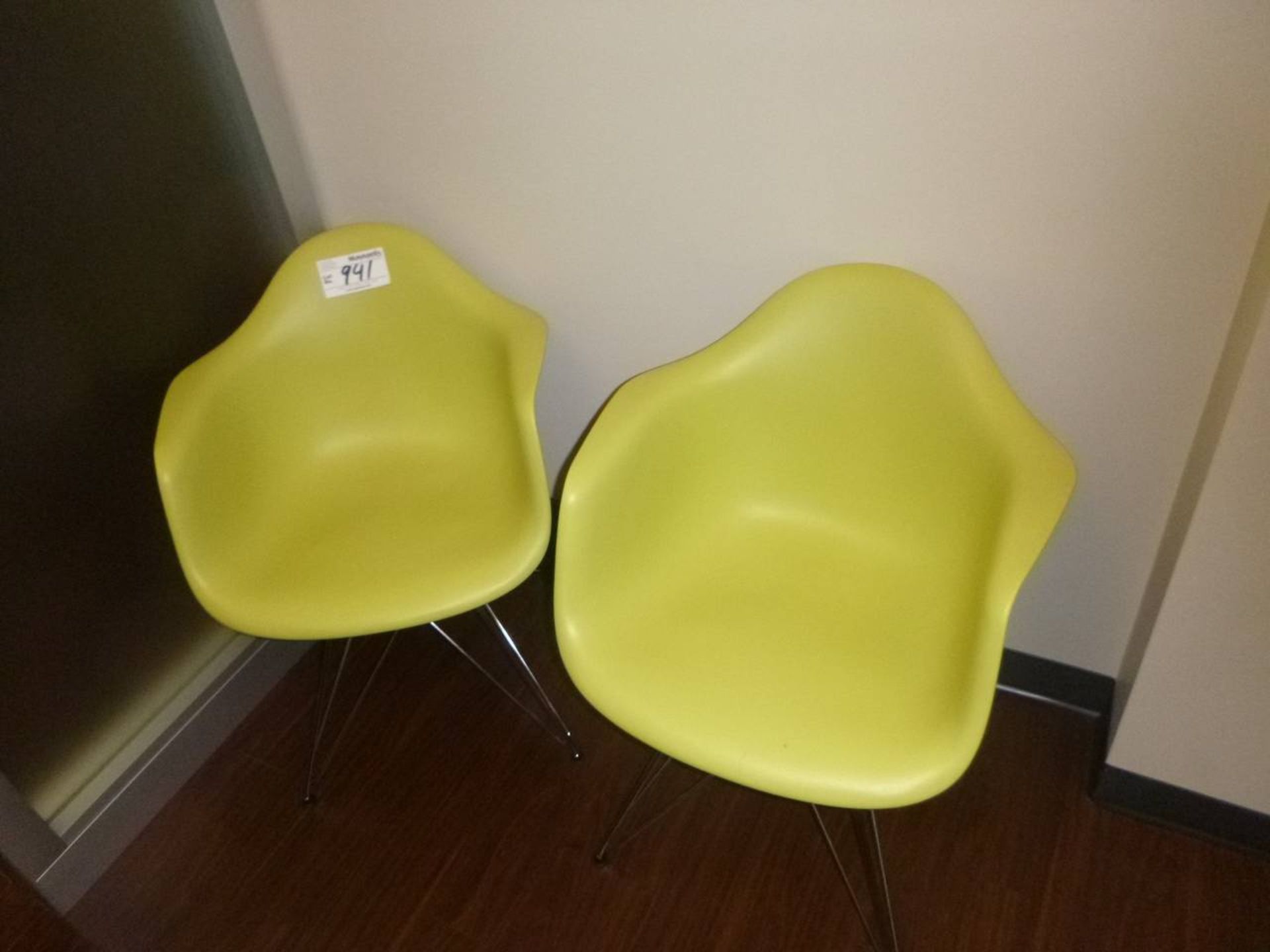 Herman Miller DSR47ZSE9 Moulded plastic arm chairs