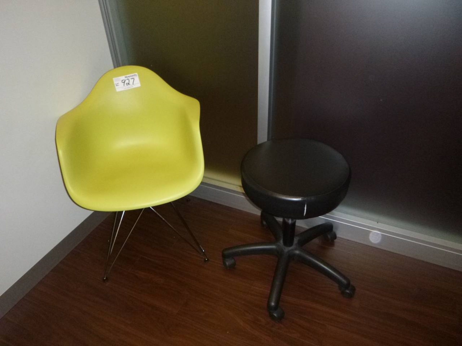 Herman Miller DSR47ZSE9 Moulded plastic arm chair