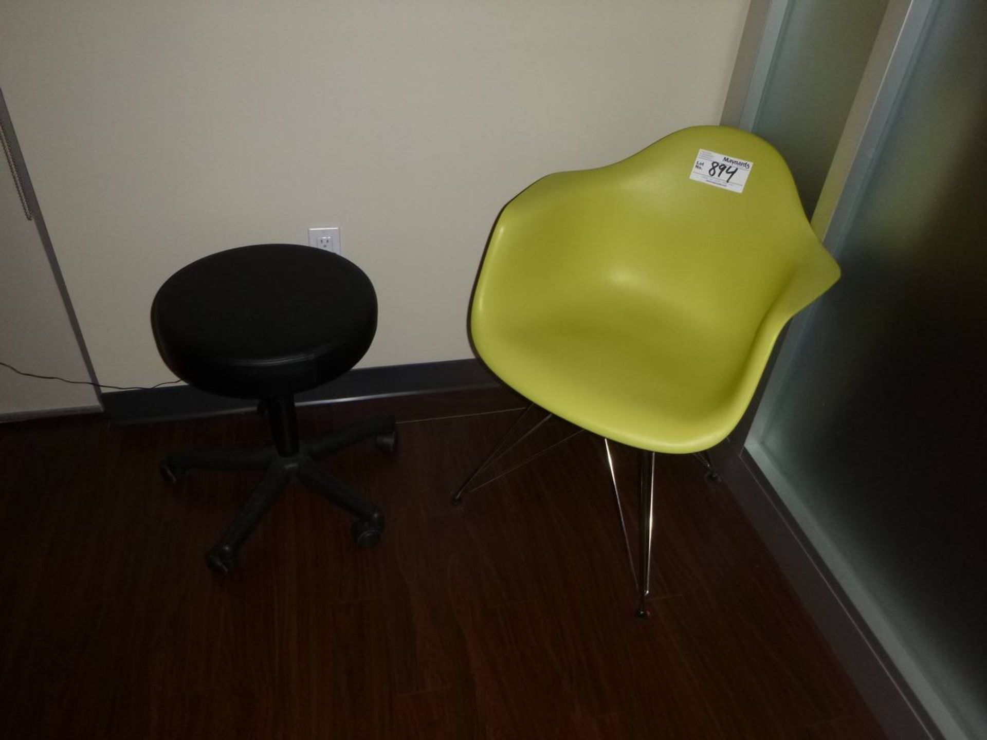 Herman Miller DSR47ZSE9 Moulded plastic arm chair