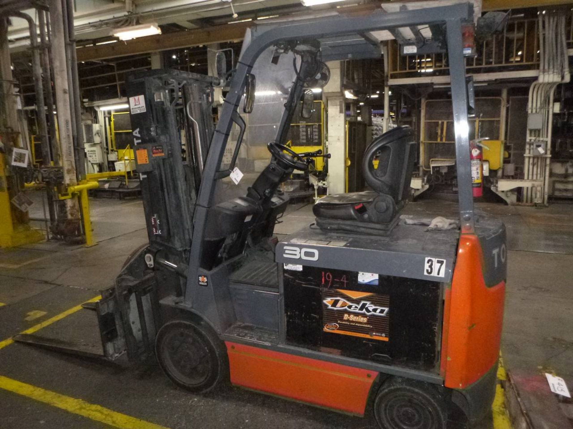 Toyota 8FBCU30 Forklift - Image 2 of 5