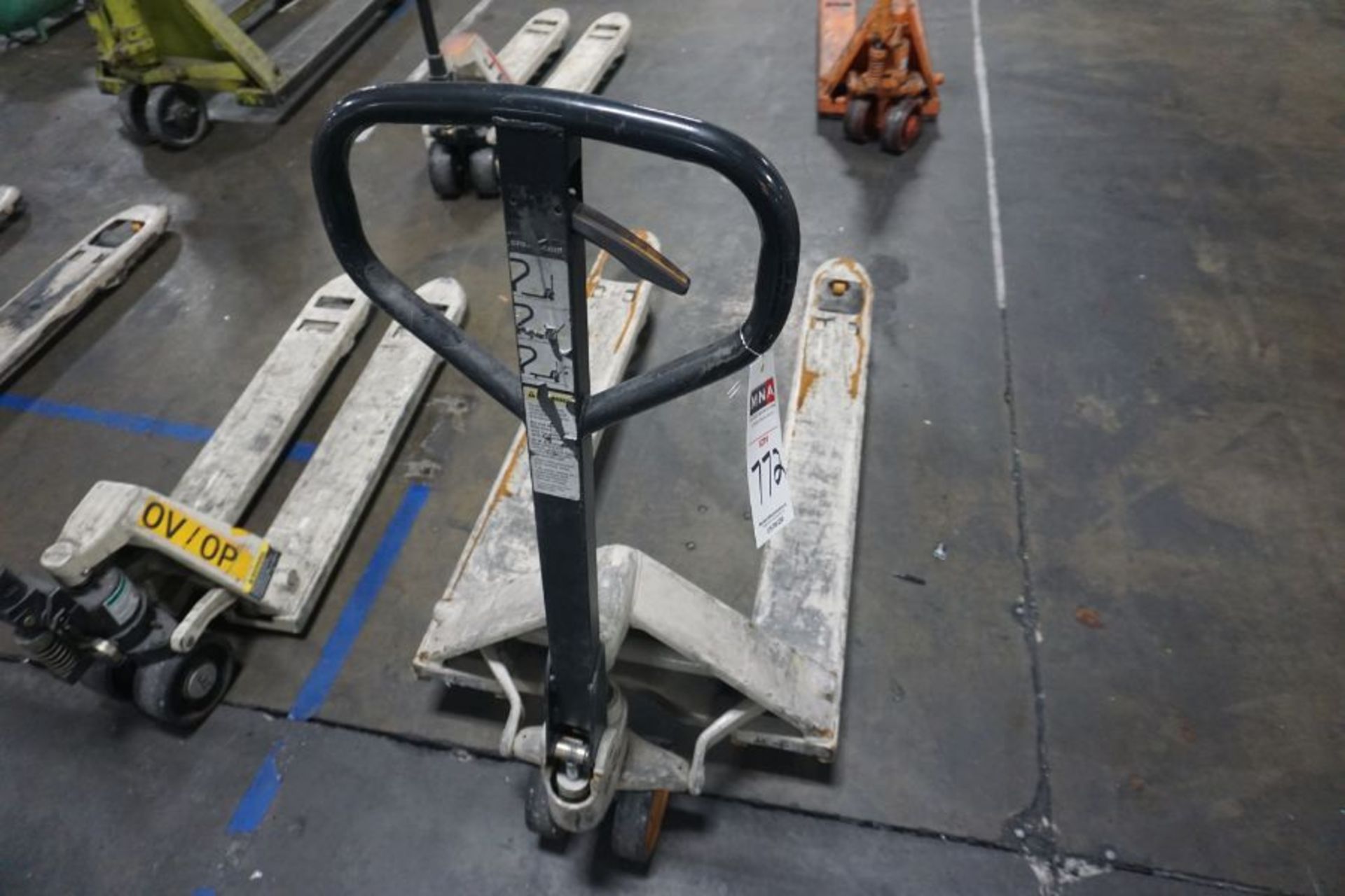 Crown Pallet Jack - Image 2 of 3