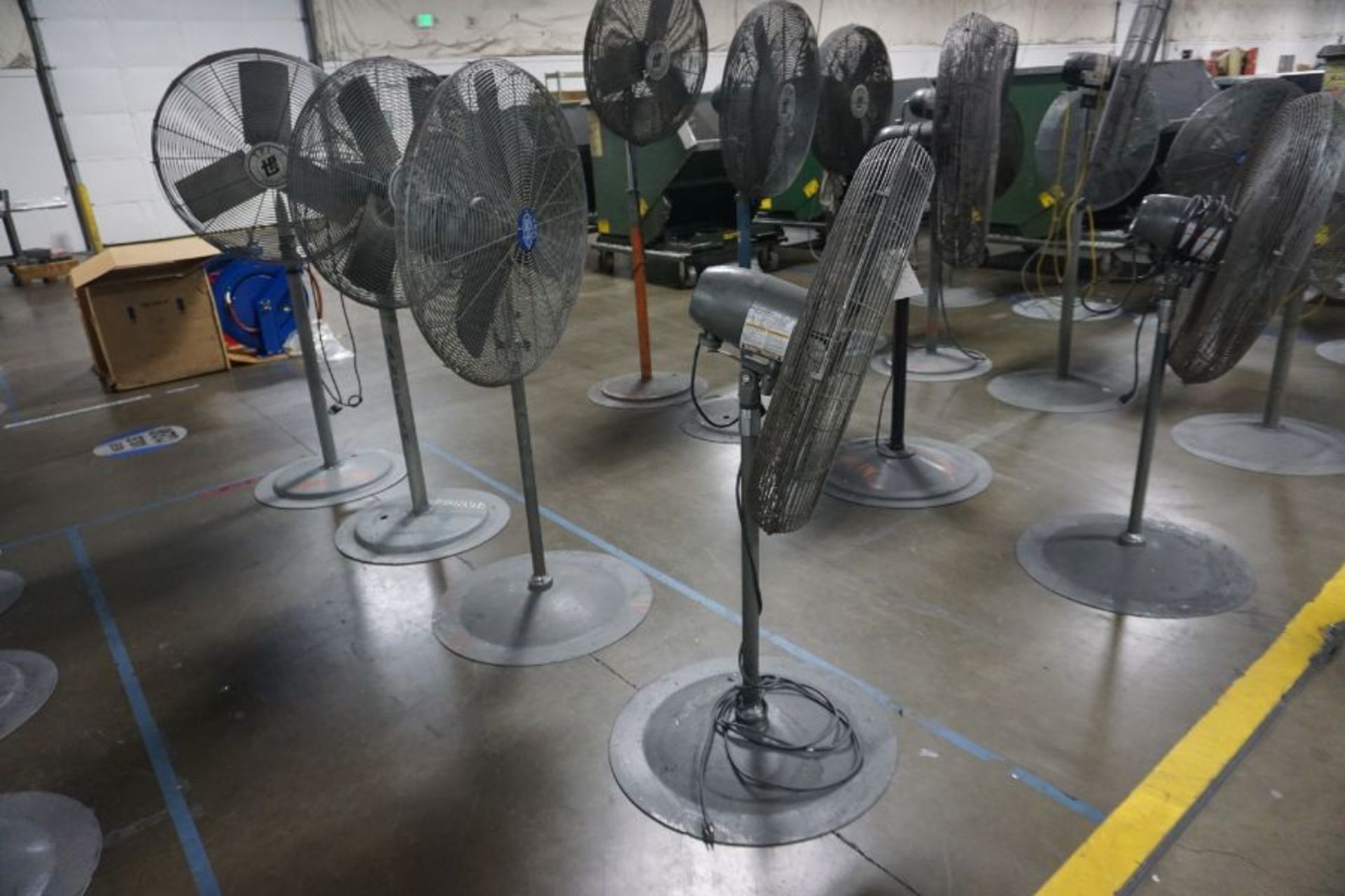 36'' Floor Model Fans - Image 4 of 4