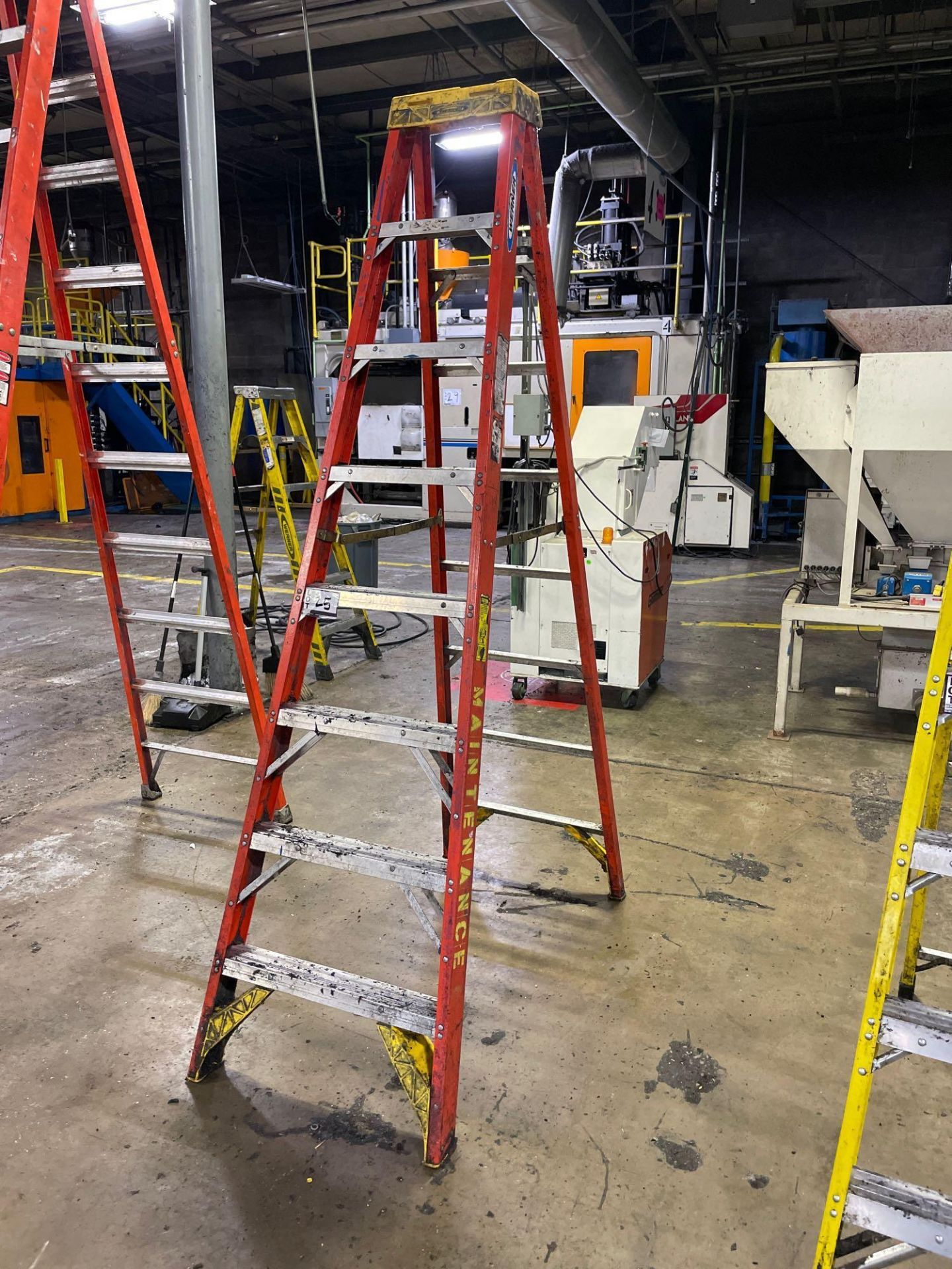 8ft Ladder, 300lb Duty Rating - Image 2 of 3