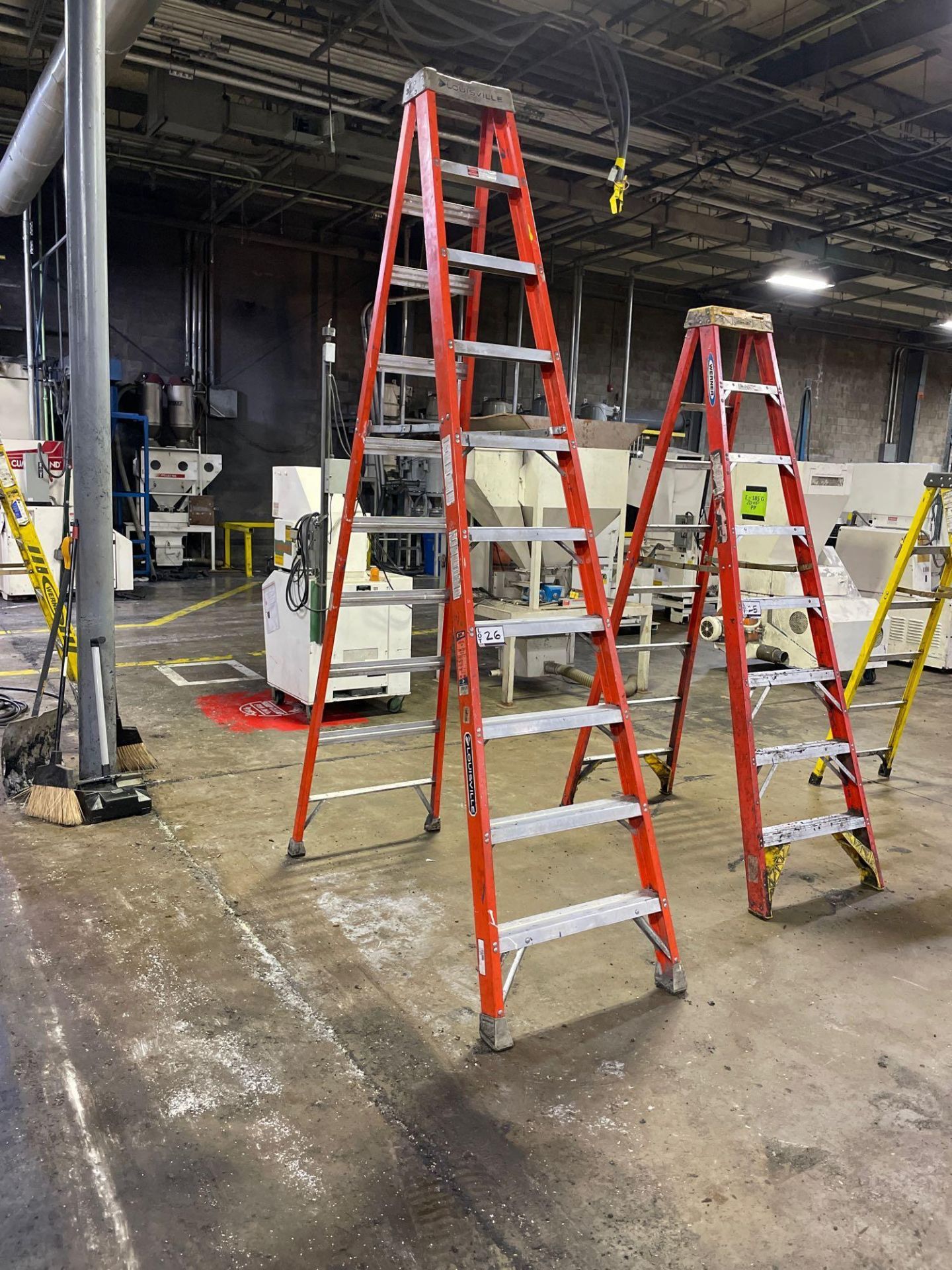 Louisville 10ft Ladder, M/N- FS150, 300lb Max Capacity - Image 2 of 3