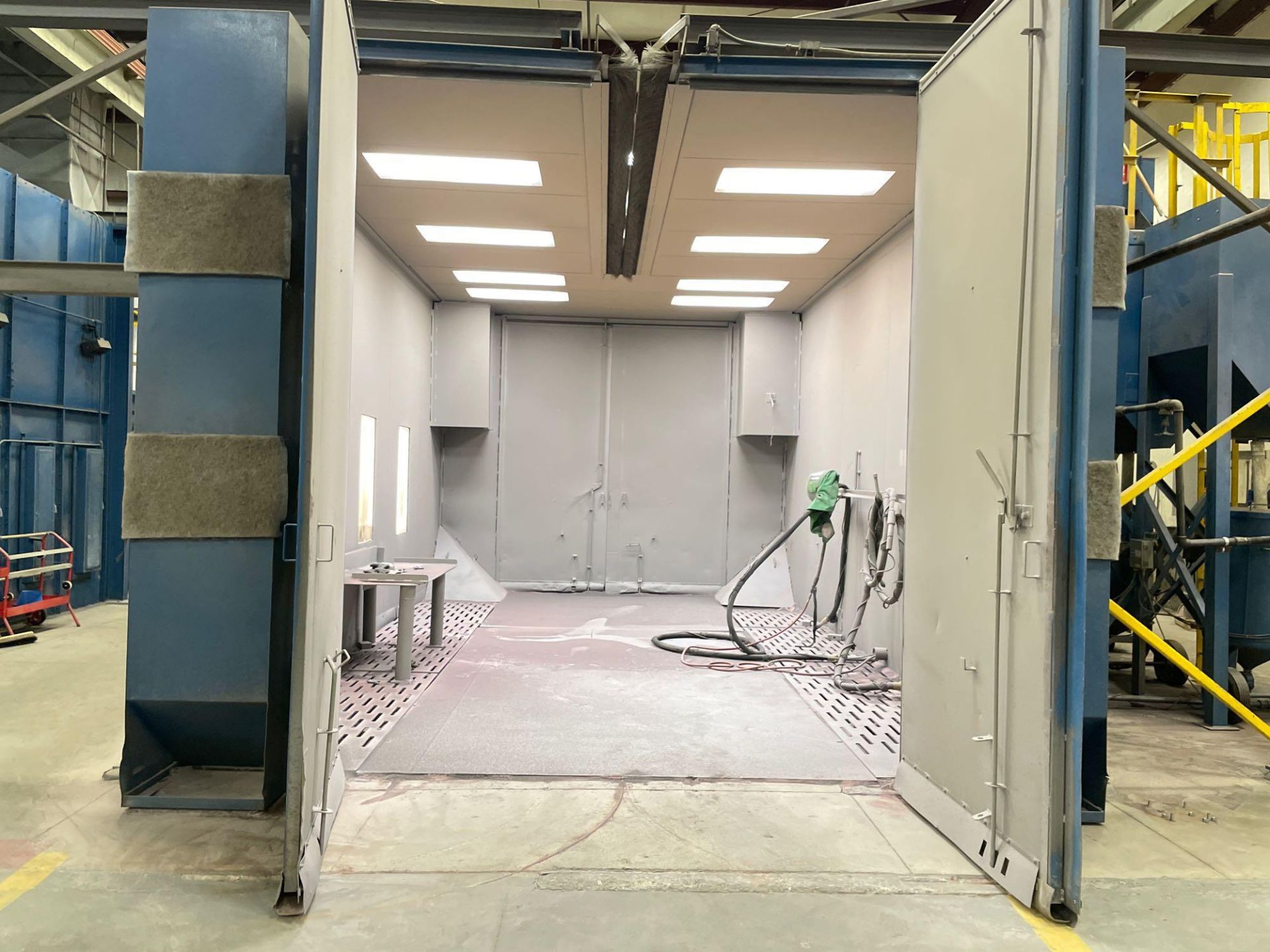 Hoffman Abrasive Blast booth, approx 18' x 12' x 12'h, perforated floor, media conveyor, elevator - Image 9 of 9