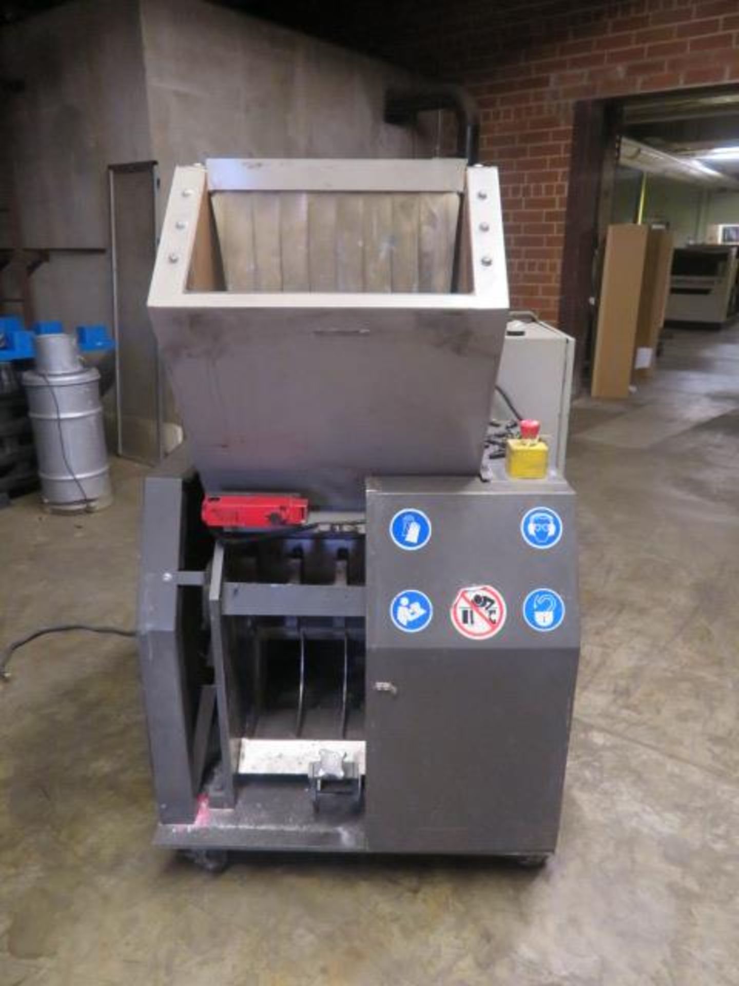 10 HP AEC GRANULATOR MODEL GP1018 MFG 2016 *NEEDS REPAIR, NEED DOOR, DOOR LATCH & BLADES* - Image 2 of 10