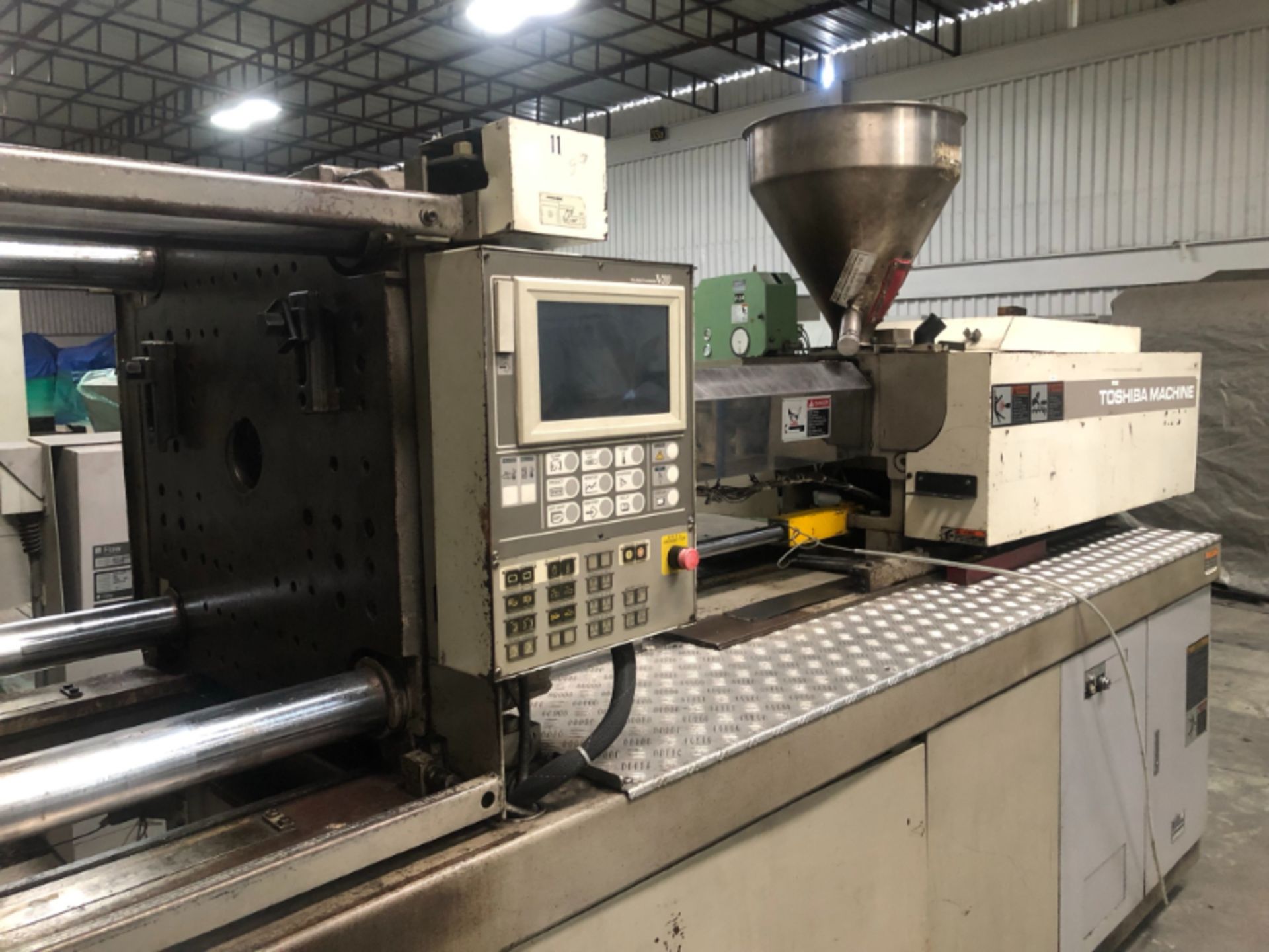 190 TON 19 OZ TOSHIBA MODEL ISG190V10-10B INJECTION MOLDING MACHINE MFG NEW 2000 *OFFSITE* - Image 4 of 14