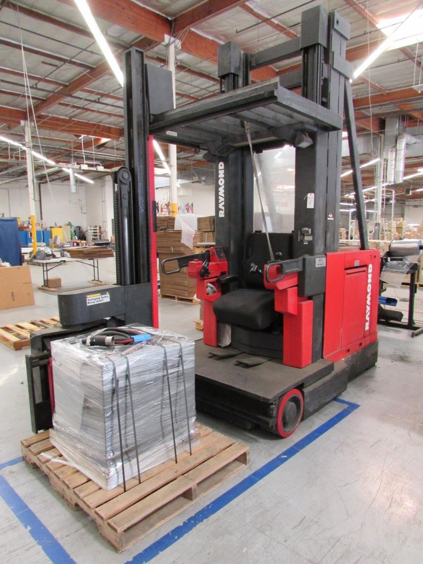 Raymond 537-CSR30T 48V Electric Narrow Aisle Swing Reach Lift Truck - Image 5 of 32