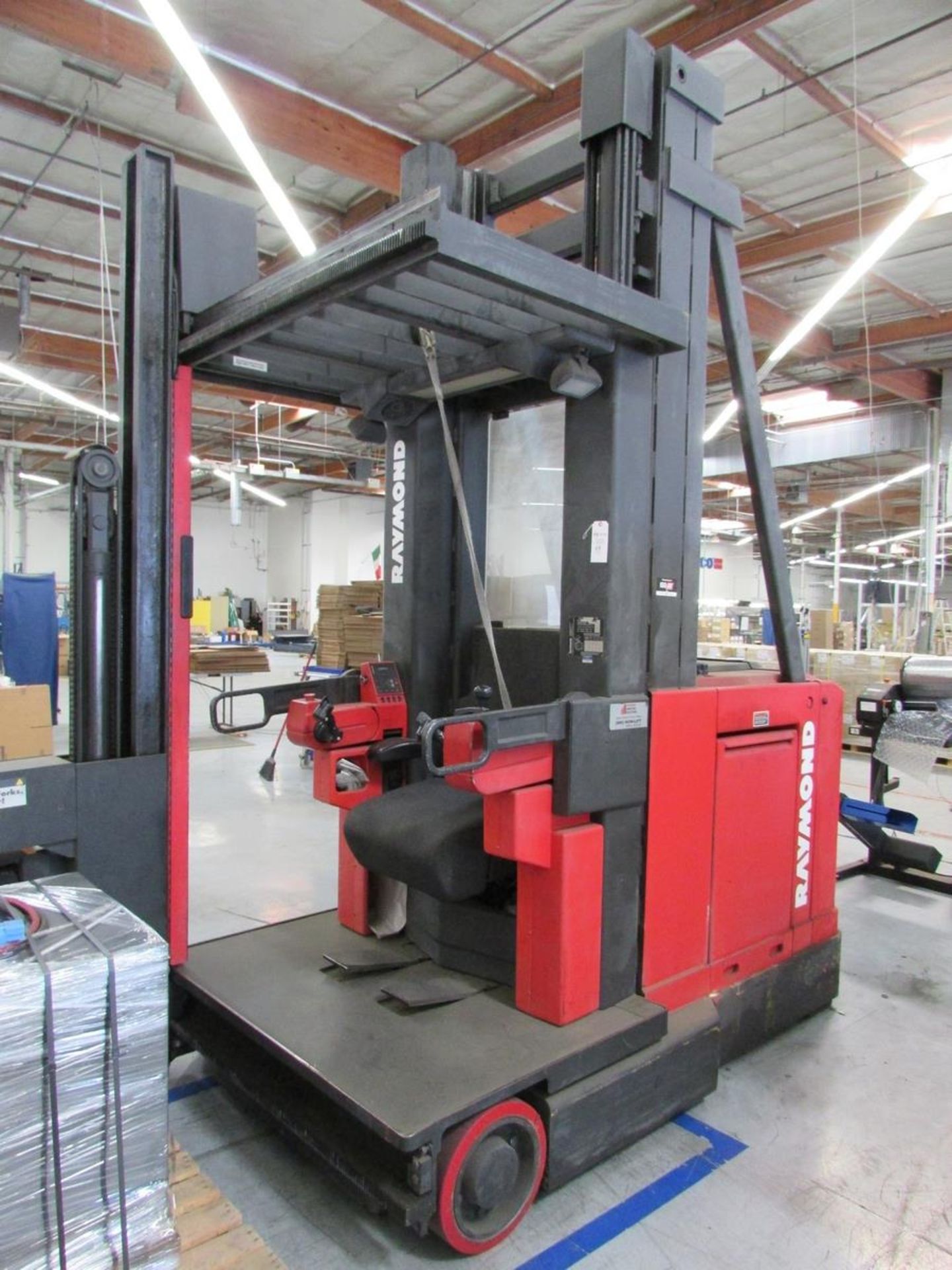 Raymond 537-CSR30T 48V Electric Narrow Aisle Swing Reach Lift Truck - Image 16 of 32