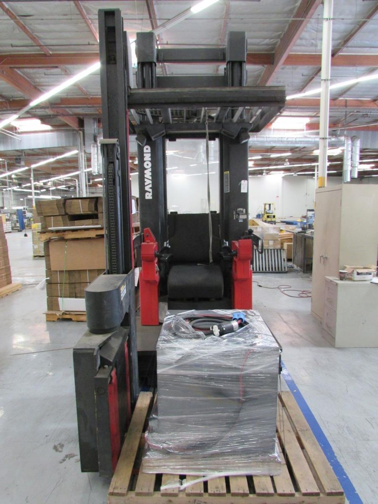 Raymond 537-CSR30T 48V Electric Narrow Aisle Swing Reach Lift Truck - Image 4 of 32