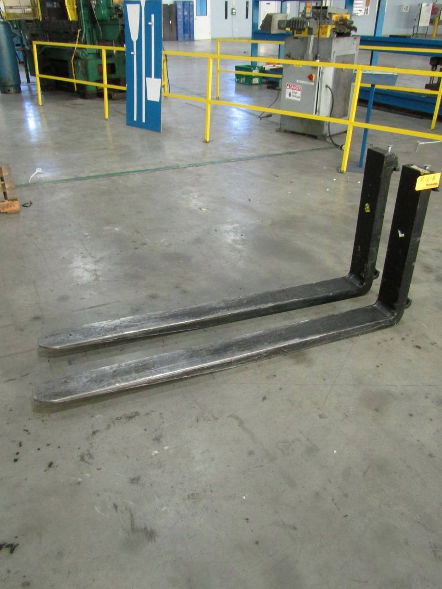 Cascade LX002 Set of Forklift Forks - Image 2 of 4