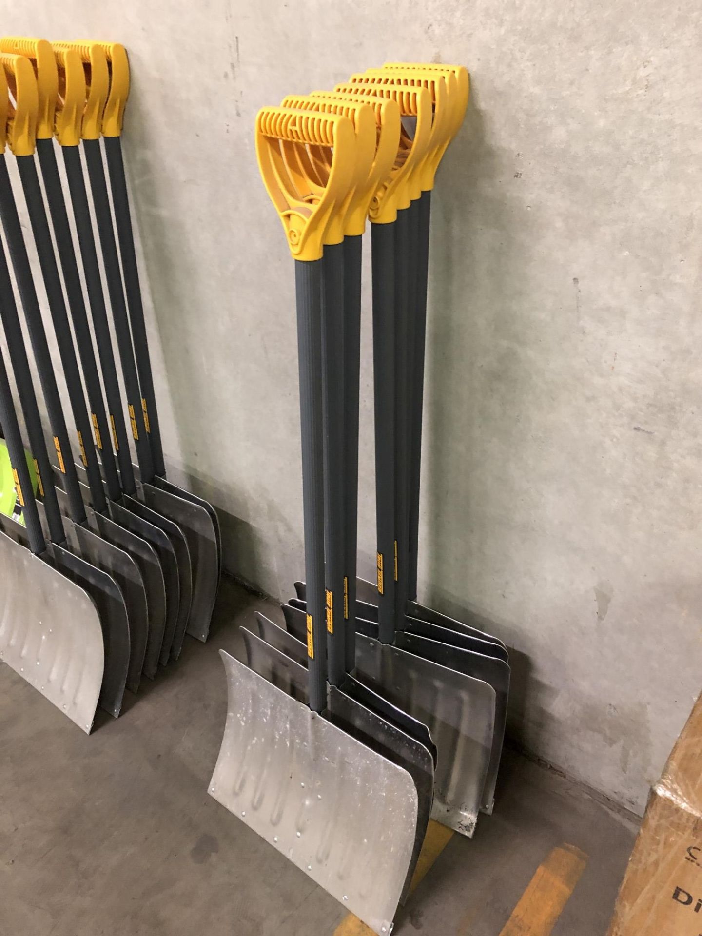 (7) True Temper 18" Aluminum Snow Shovels (1641000) - Image 2 of 3