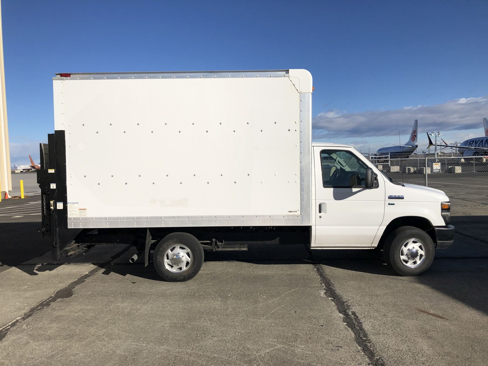 Late Delivery 4/9 - 2012 Ford E350 Super Duty 12' Box Truck w/ Lift Gate - Image 4 of 13