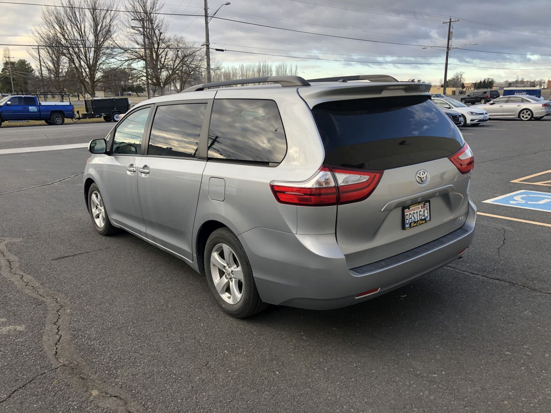 2016 Toyota Sienna LE Minivan - Image 7 of 14