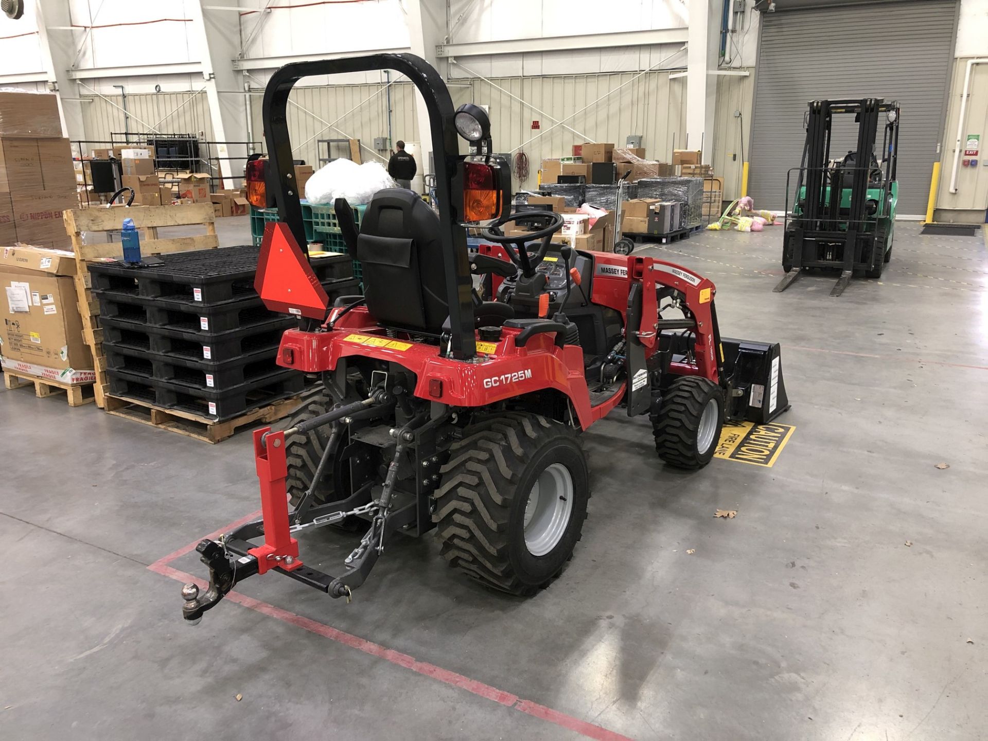 2019 Massey Ferguson GC1725M Tractor w/ Front Loader - Image 5 of 8