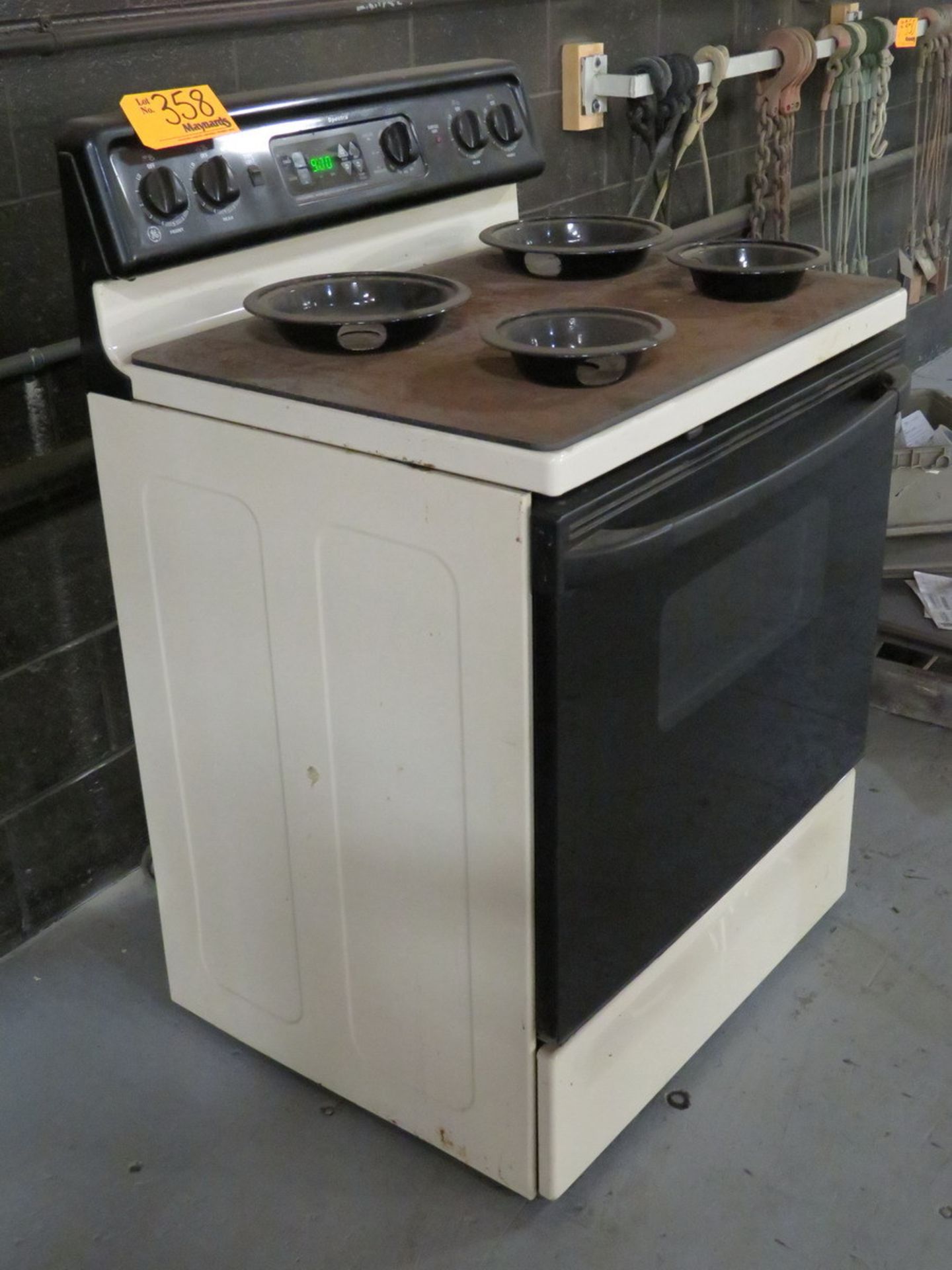 GE Spectra Electric Range with Oven - Image 3 of 5