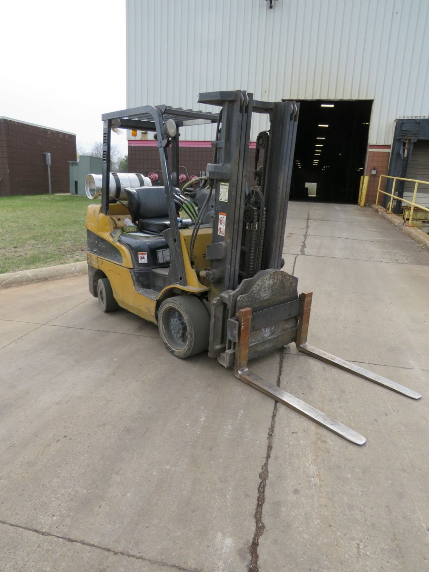 Caterpillar C6000 Propane Forklift - Image 5 of 25