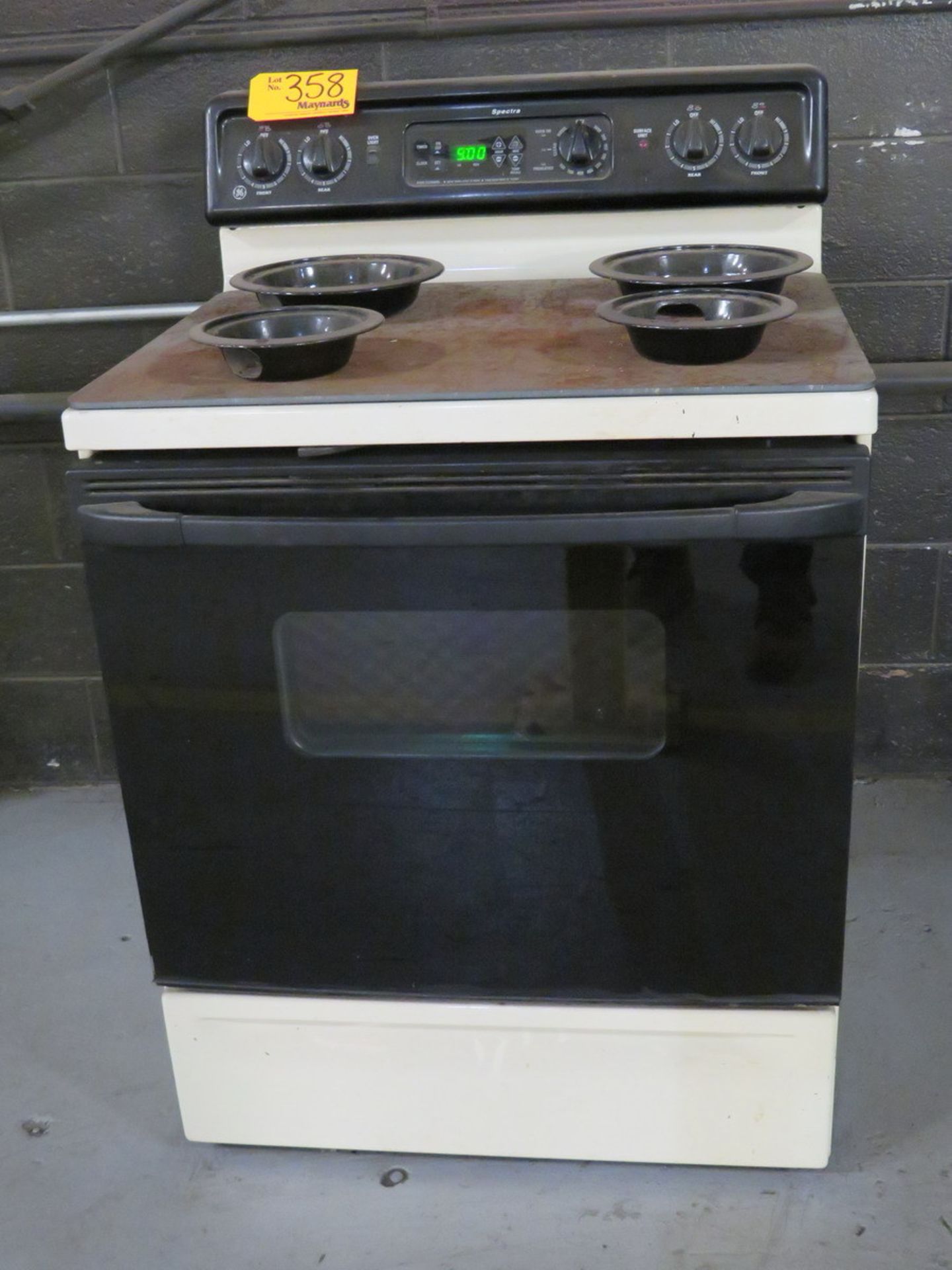 GE Spectra Electric Range with Oven