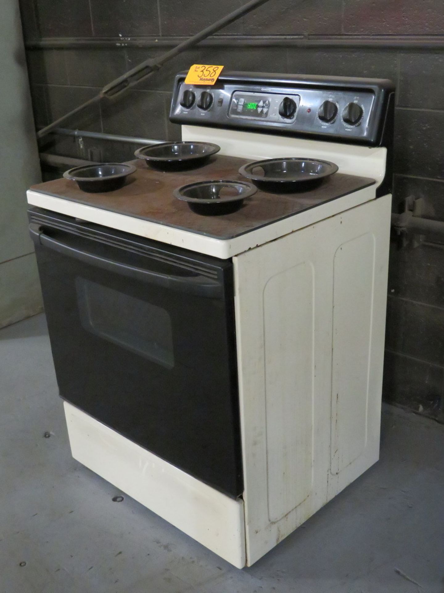 GE Spectra Electric Range with Oven - Image 2 of 5