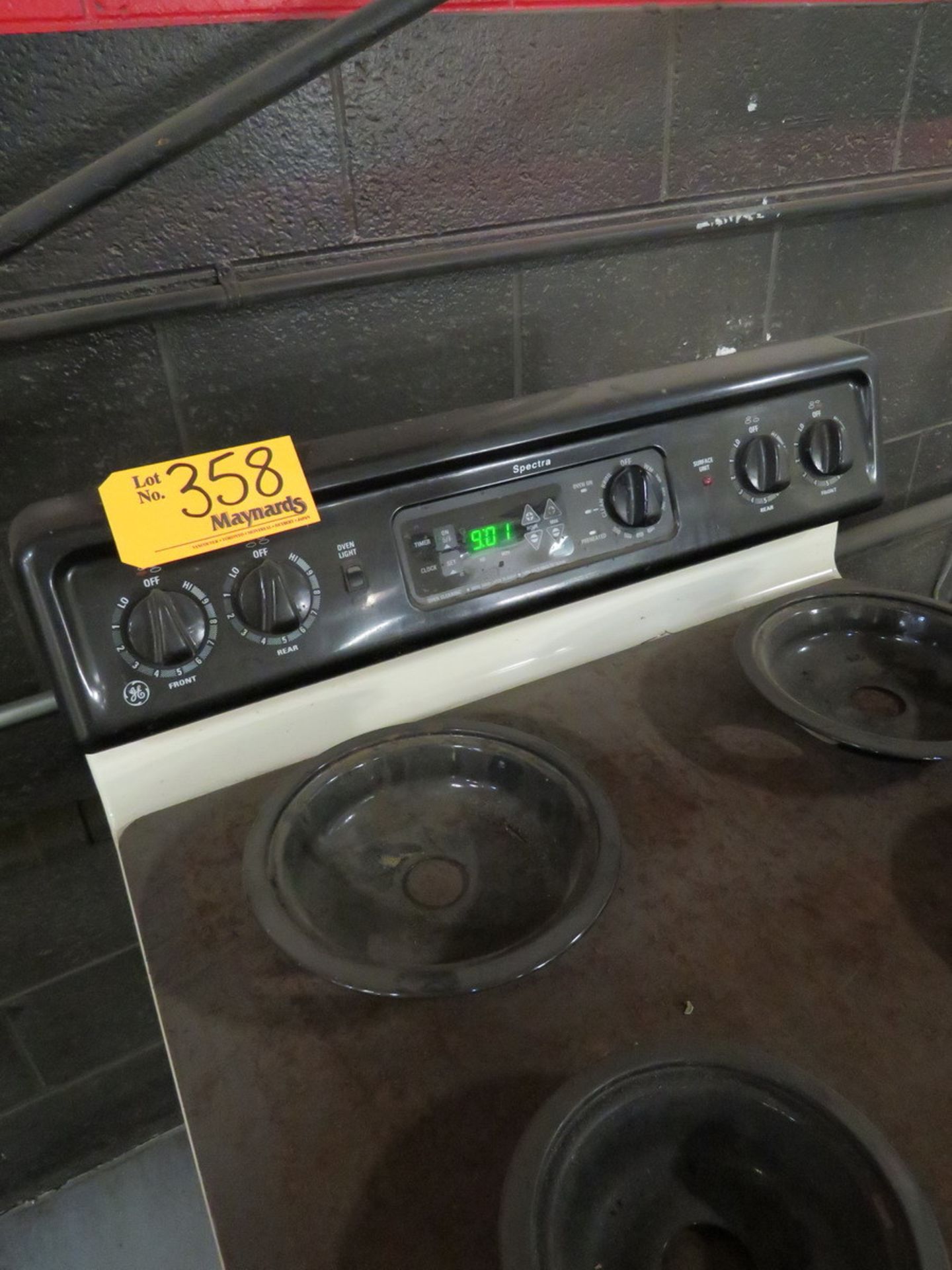 GE Spectra Electric Range with Oven - Image 5 of 5