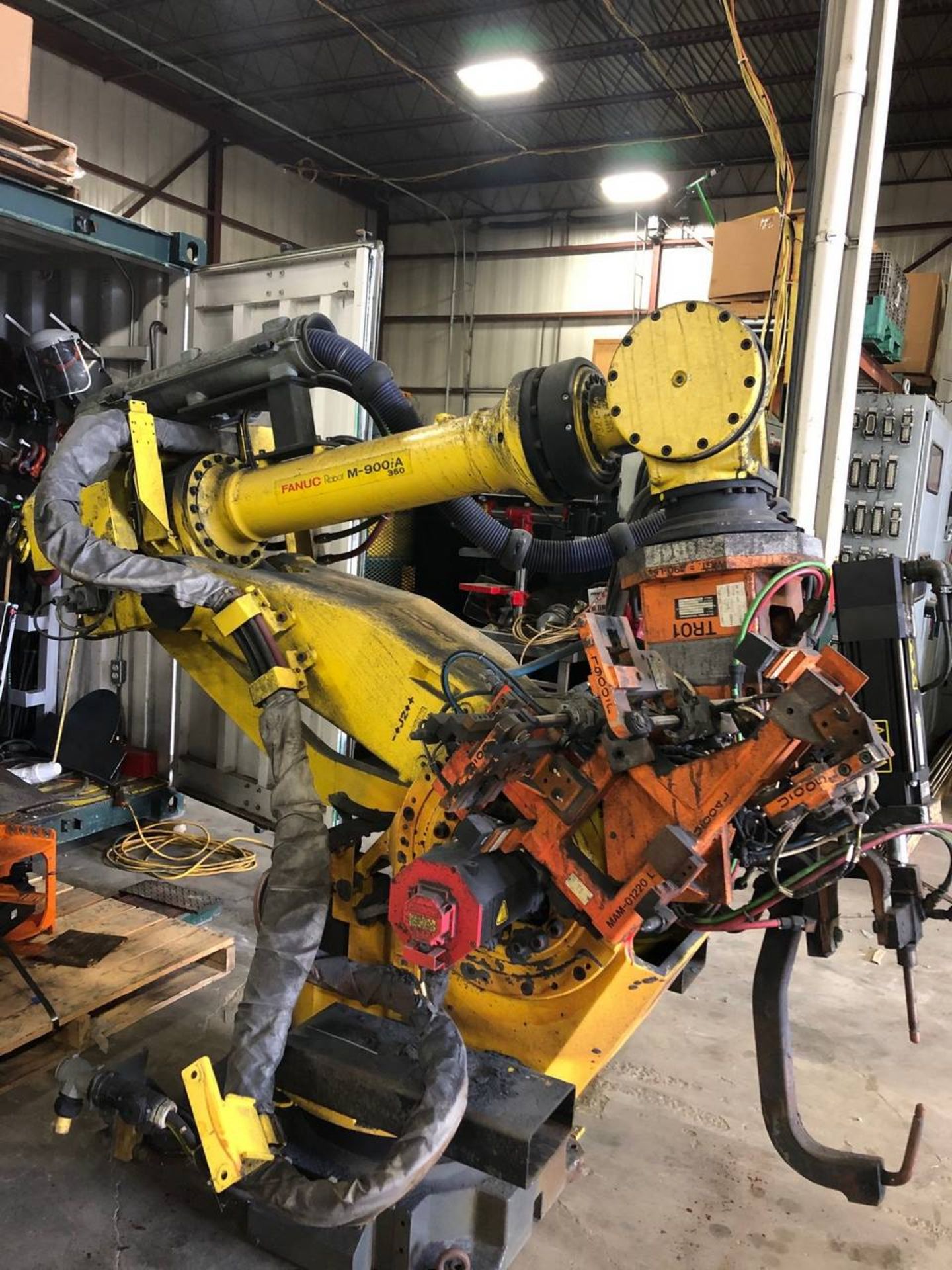 Fanuc M900ia-350 Robot with weld controller and servo gun - Image 4 of 6