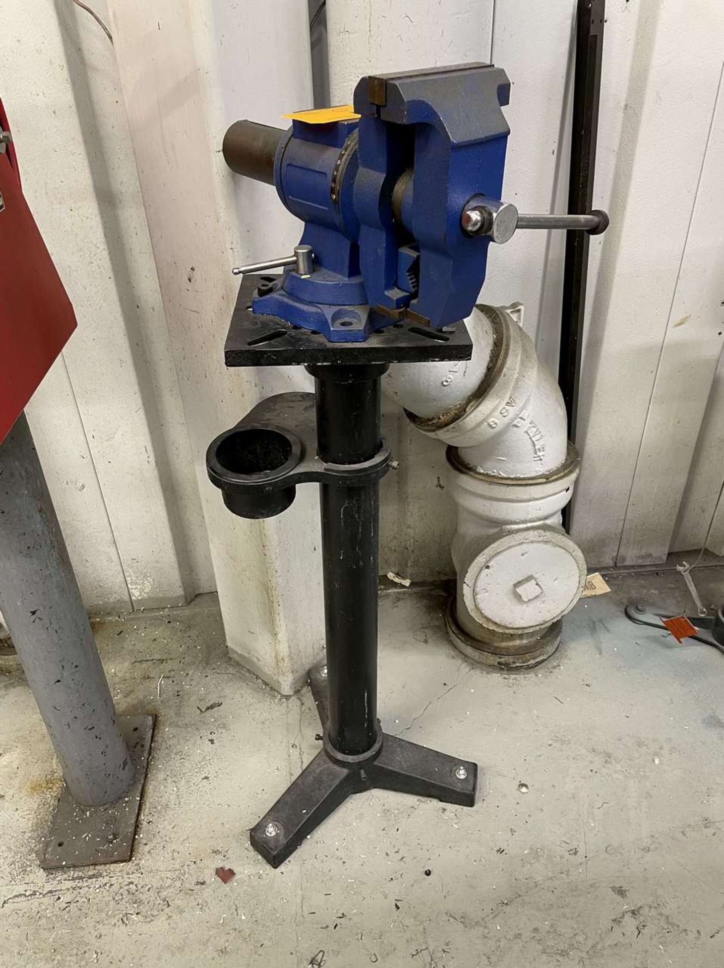 Westward 5-1/2" Vise w/ Pedestal Stand