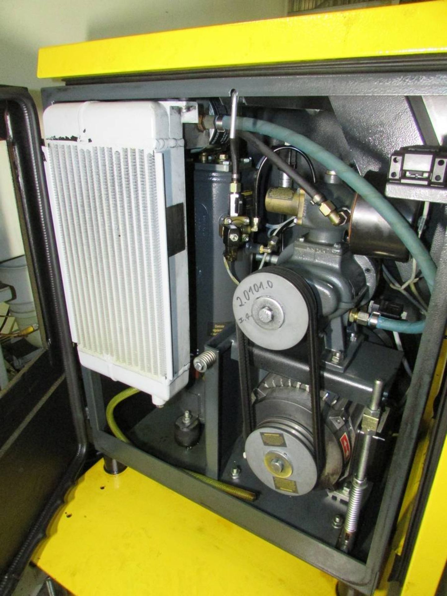 2006 Kaeser SM8 7.5HP Horizontal Tank Mounted Compressor/ Air Dryer Combo - Image 4 of 15