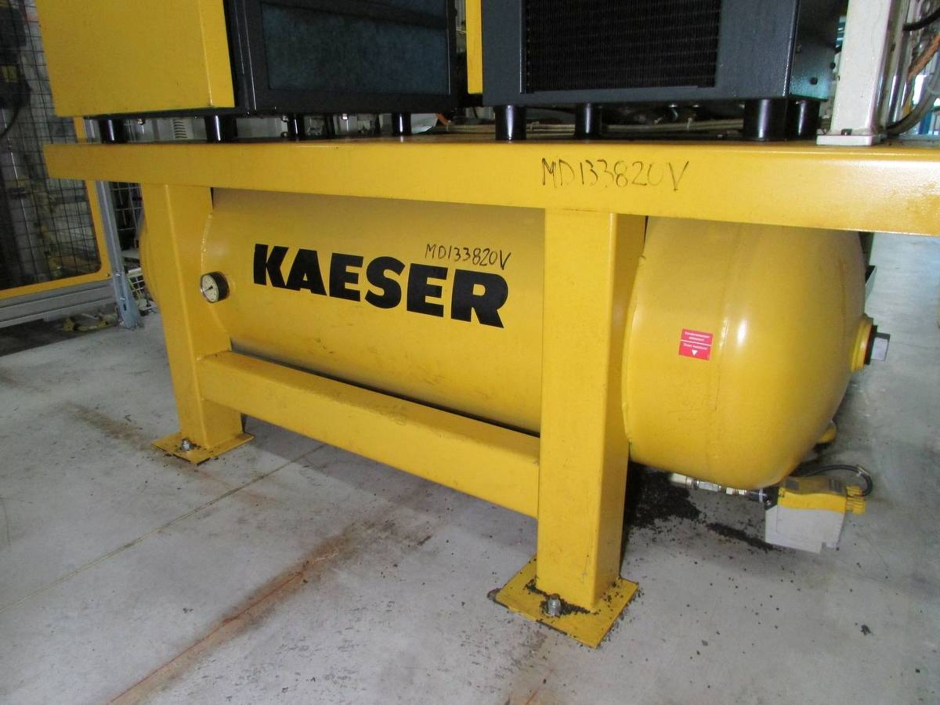 2006 Kaeser SM8 7.5HP Horizontal Tank Mounted Compressor/ Air Dryer Combo - Image 14 of 15