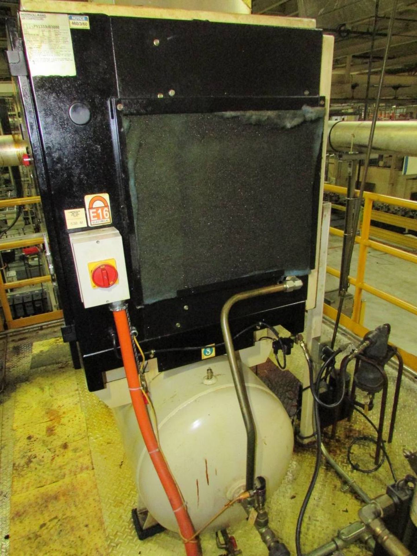 2003 Ingersoll Rand PKG SSR UP6-20-200 20HP Horizontal Tank Mounted Compressor/ Air Dryer Combo - Image 5 of 12